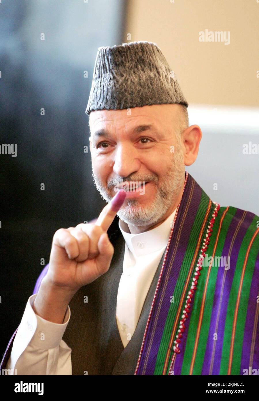 Hamid Karzai (AFG/Präsident Islamische Republik Afghanistan) zeigt seinen Finger nach seiner Stimmabgabe in Kabul Stock Photo