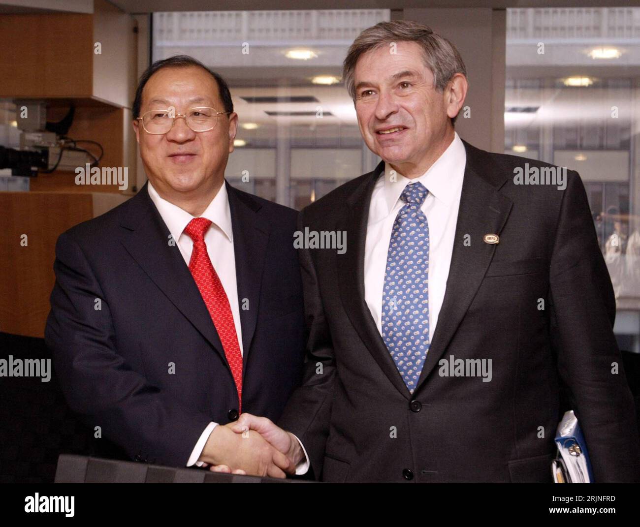 Bildnummer: 50925869  Datum: 24.09.2005  Copyright: imago/Xinhua Jin Renqing (li., CHN/Finanzminister) und Paul Wolfowitz (USA/Weltbank-Präsident) am Rande der Jahrestagung von IWF und Weltbank in Washington, Personen , optimistisch; 2005, Washington, Wirtschaft, IMF, International Monetary Fund, Internationaler Währungsfonds, World Bank, internationale Währungspolitik, Finanzpolitik, Weltwirtschaft, Konferenzen, Versammlungen, Tagungen, Wirtschaftspolitik, Ren Qing, Minister, Politiker, shakehands, begrüßen, Begrüßung,; , quer, Kbdig, Gruppenbild, close, Internationale Politik, Politik, Verei Stock Photo