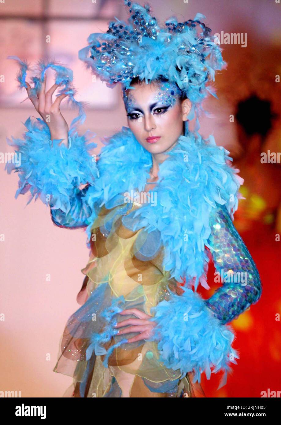 Bildnummer: 50940035 Datum: 06.10.2005 Copyright: imago/Xinhua Asiatisches  Model mit Discokugelhut präsentiert eine ausgefallene Kreation des  chinesischen Make-up-Artists Mao Geping anlässlich einer Präsentation der  neuen Herbst-Winter-Make-up-Trends