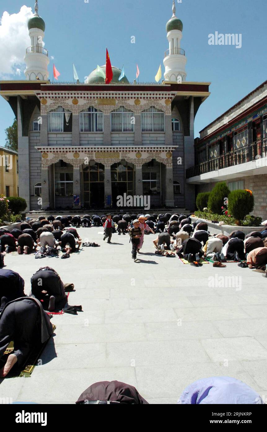 Bildnummer: 50963607  Datum: 09.09.2005  Copyright: imago/Xinhua Muslime verbeugen sich zum Gebet in einer Moschee in Lhasa- Tibet - PUBLICATIONxNOTxINxCHN, Personen , Gebäude, außen, Außenansicht  Muslime verbeugen sich zum Gebet in einer Moschee in Lhasa - Tibet - PUBLICATIONxNOTxINxCHN; 2005, Lhasa, China, Moslem, Moslems, Muslim, Gläubiger, Gläubige, gläubig, Gebete, beten, knien, Verbeugung, Moscheen; , hoch, Kbdig, Totale, Tibet, Islam, Religion,  , Stock Photo
