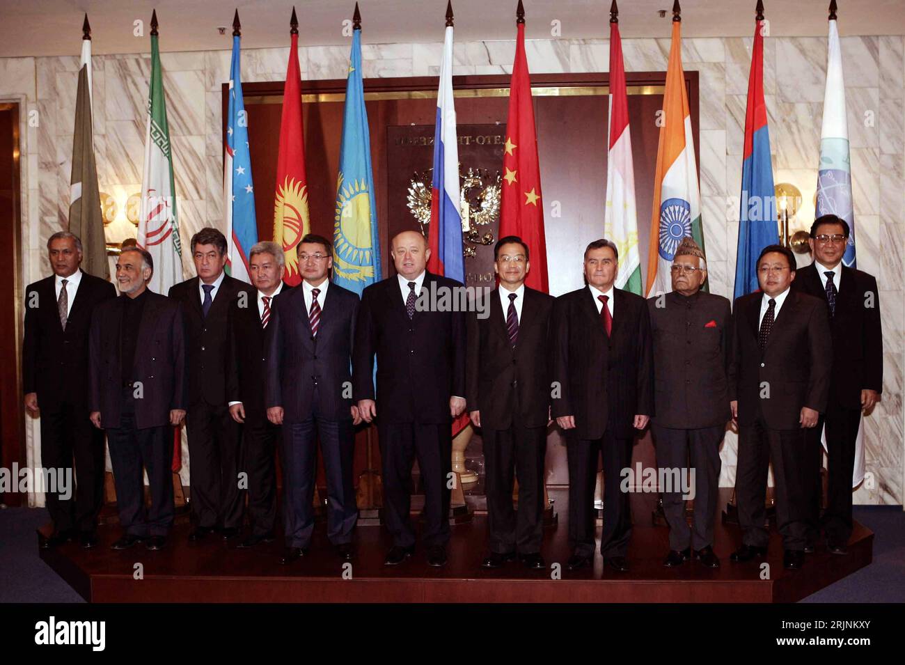 Bildnummer: 50964700  Datum: 26.10.2005  Copyright: imago/Xinhua V.l.n.r.: Shaukat Aziz (PAK/Premierminister Pakistan), Parviz Dawoodi (IRI/Vizepräsident Iran), Uktur Tukhtamuradovich Sultanov (UZB/Stellvertretender Premierminister Usbekistan), Feliks Kulov (KGZ/Premierminister Kirgistan), Daniyal Akhmetov (KAZ/Premierminister Kasachstan), Mikhail Fradkov (RUS/Premierminister Russland), Wen Jiabao (CHN/Premierminister China), Kil Akilov (TJK/Premierminister Tadschikistan), Natwar Singh (IND/Außenminister Indien), Tsakhia Elbegdorj (MGL/Premierminister Mongolei) und Generalsekretär der SCO Zhan Stock Photo