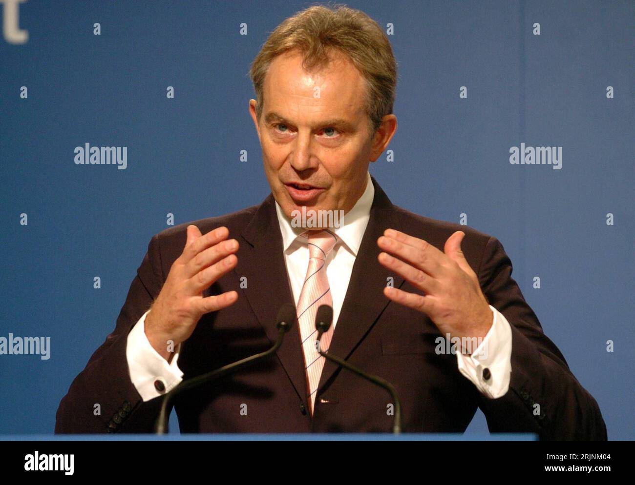 Bildnummer: 50965092 Datum: 27.10.2005 Copyright: imago/Xinhua  Premierminister Tony Blair (GBR/Labour-Party/Ratspräsident der EU) während  einer Pressekonferenz anlässlich des Informellen EU Gipfels in Surrey  PUBLICATIONxNOTxINxCHN, Personen; 2005 ...