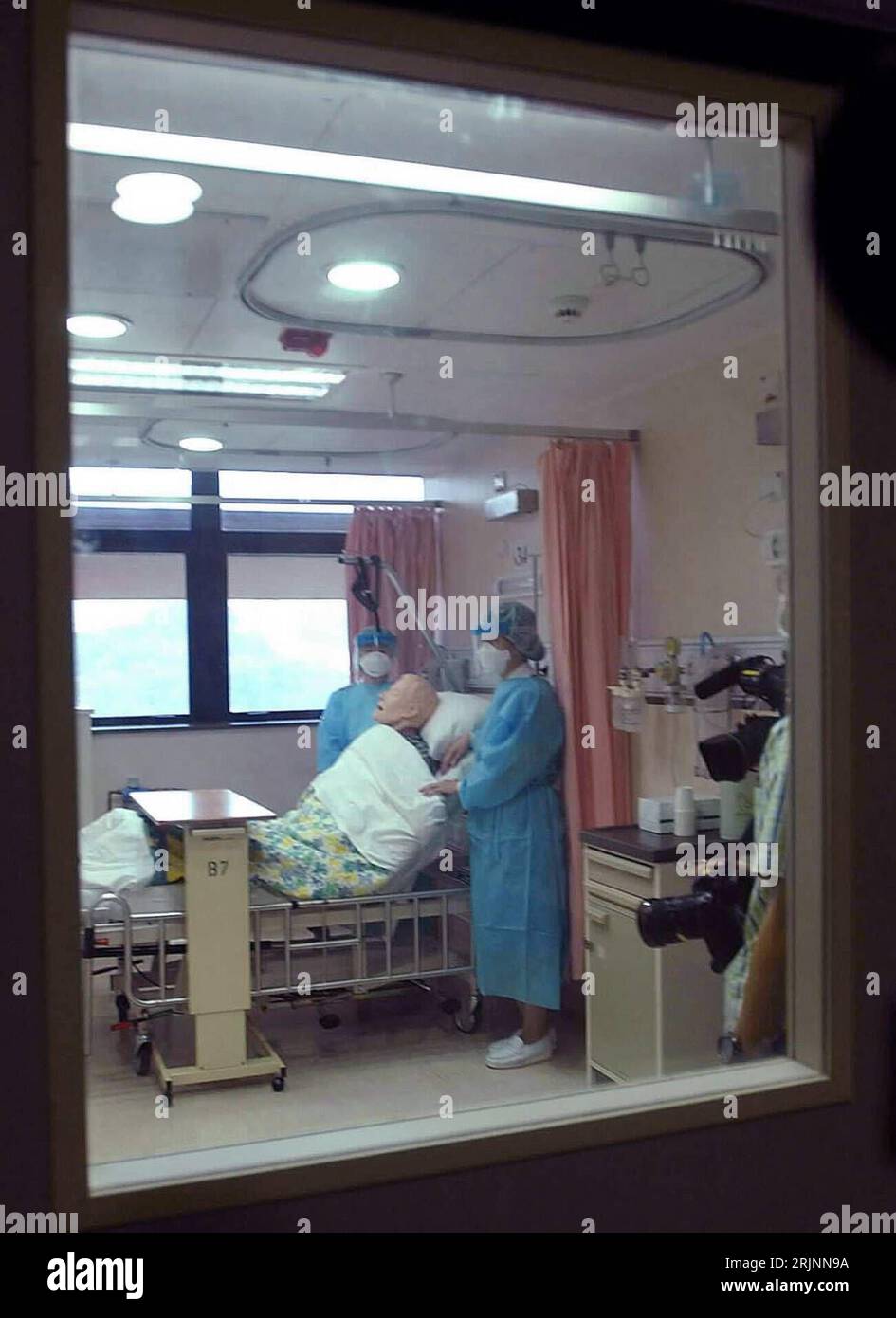 Bildnummer: 50980059  Datum: 08.11.2005  Copyright: imago/Xinhua VOGELGRIPPE! Ärzte und Krankenschwestern üben an einem Simulator-Patienten den Erstfall anlässlich der Seuchenalarmübung EXERCISE FLAMINGO im Krankenhaus von Hong Kong - PUBLICATIONxNOTxINxCHN, Personen, Gebäude, innen, Innenansicht; 2005, Hongkong, Vogelgrippe, Seuche, Seuchen, Epidemie, Epidemien, Vogel-Grippe, Seuchengefahr, Schutzmaßnahme, Schutzmaßnahmen, Vogelseuche, Vogelseuchen, Vogelkrankheit, Vogelkrankheiten, Vorbeugung, Vorsorge, Prävention, Infektionskrankheit, Infektionskrankheiten, Mediziner, Arzt, Ärzte, Übung, Üb Stock Photo