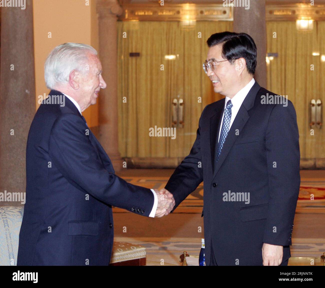 Bildnummer: 50985032  Datum: 13.11.2005  Copyright: imago/Xinhua Hu Jintao (re., CHN/Staatspräsident China) und Juan Antonio Samaranch (ESP/Ehrenpräsident Internationales Olympisches Komitee/Spanischer Vorsitzender China Spanien Forum) geben sich die Hände in Madrid  PUBLICATIONxNOTxINxCHN, Personen , optimistisch; 2005, Madrid, Funktionär, Funktionäre, shakehands, shake hands, Handschlag, lächeln; , quer, Kbdig, Gruppenbild, close, Spanien, Randbild, People / Politik, Politiker Stock Photo