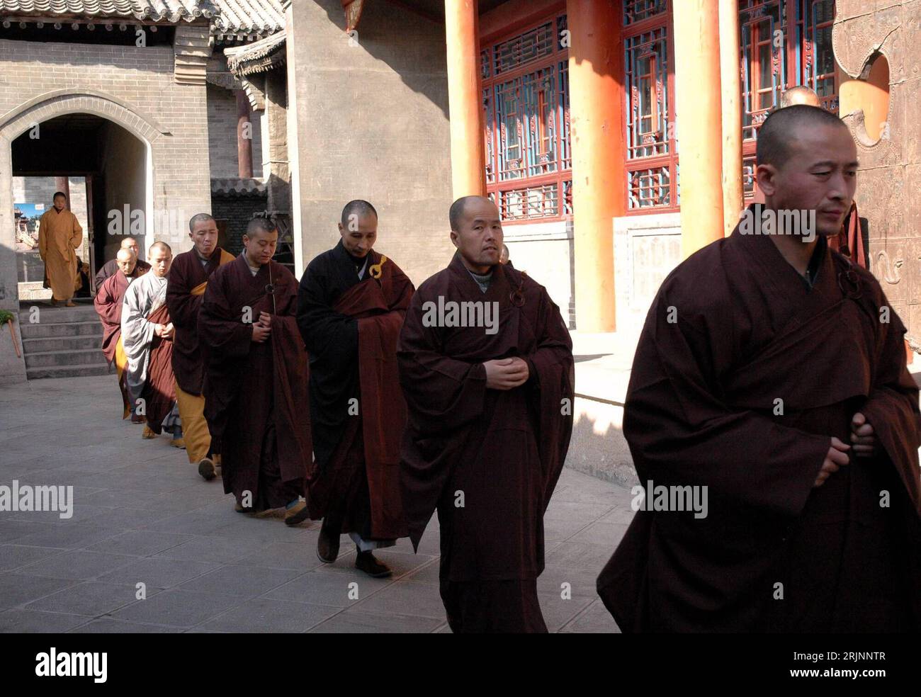 Buddhistischer monch hi-res stock photography and images - Page 4 - Alamy, image size:1300x984