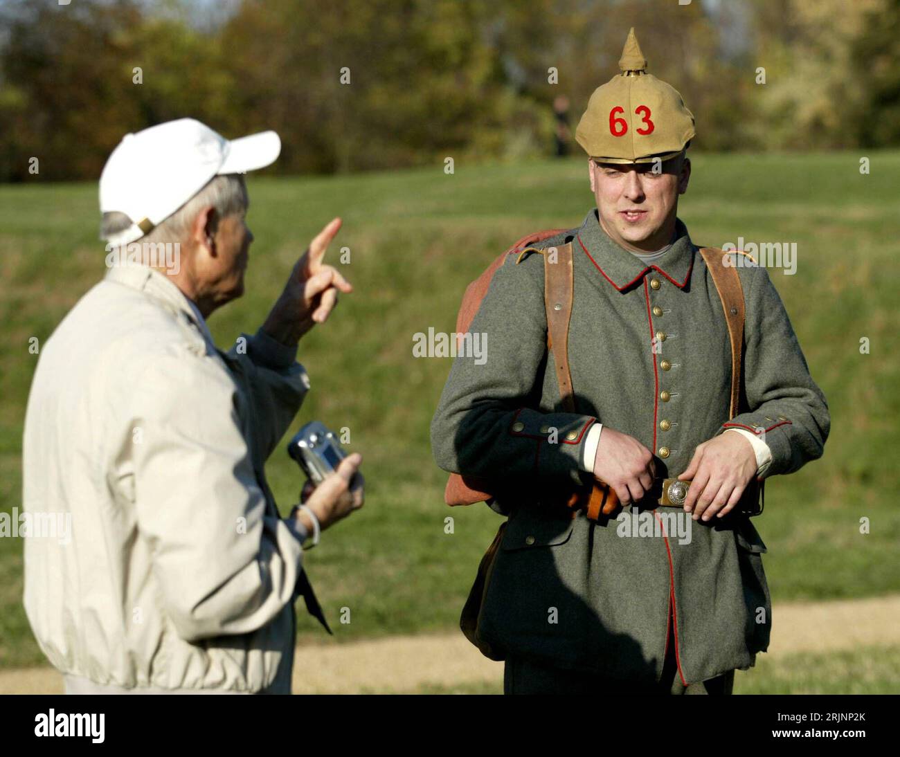 Bildnummer: 50986797  Datum: 13.11.2005  Copyright: imago/Xinhua Vorführung historischer Militäruniformen (hier: Deutschland) aus dem Ersten Weltkrieg in einem Park in Washington D.C. - PUBLICATIONxNOTxINxCHN, Personen; 2005, Washington D.C., Erster, 1., I., Militäruniform, Uniform, Uniformen, Soldat, Soldaten, historisch, historische, bewaffnet; , quer, Kbdig, Gruppenbild, close, Vereinigte Staaten von Amerika,  , Stock Photo