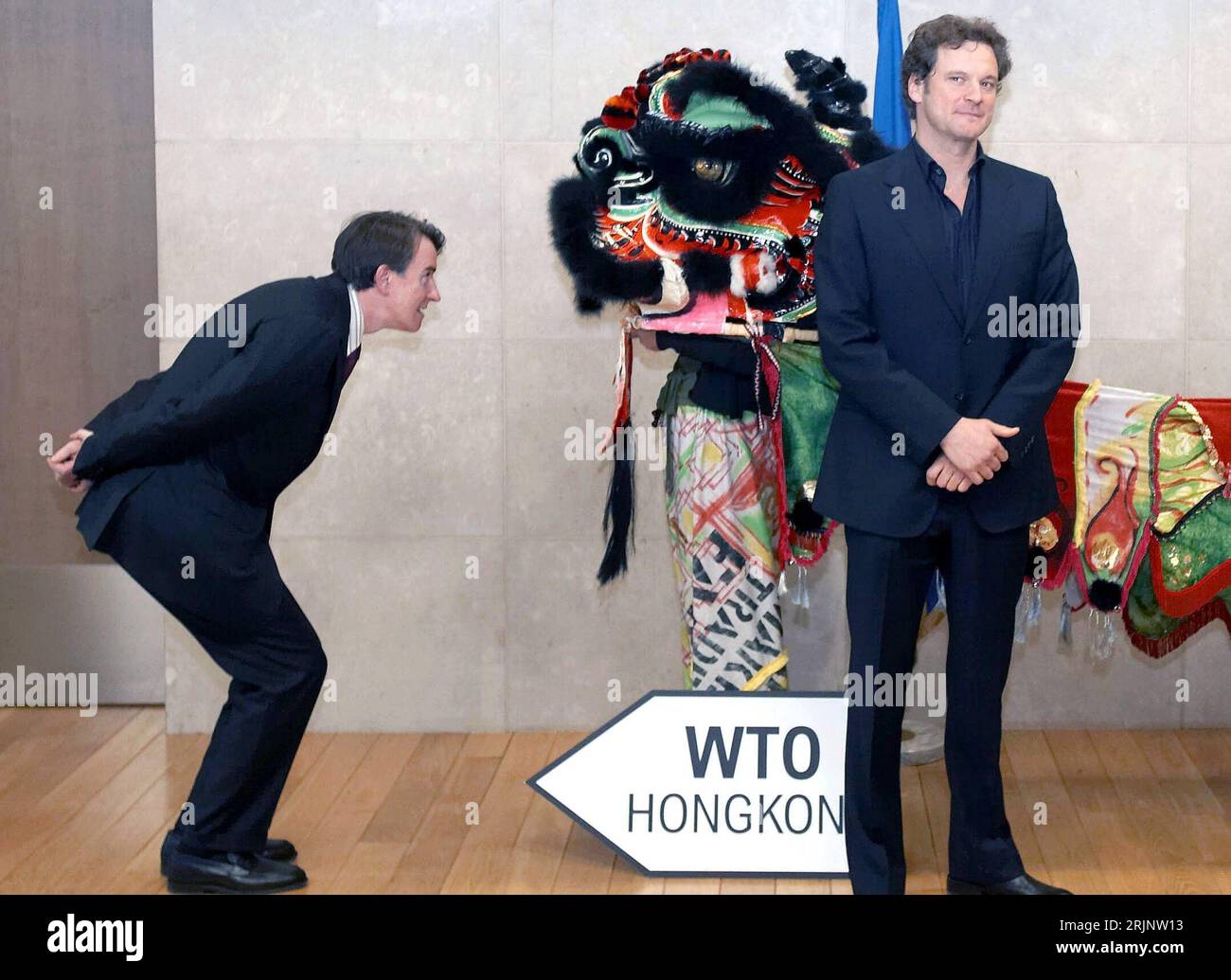 Schauspieler Colin Firth re., GBR wartet und Peter Mandelson GBR/EU Handelskommissar betrachtet einen Drachen am Rande der Übergabe der Petition BIG NOISE der Hilfsorganisation OXFAM in Brüssel PUBLICATIONxNOTxINxCHN Stock Photo