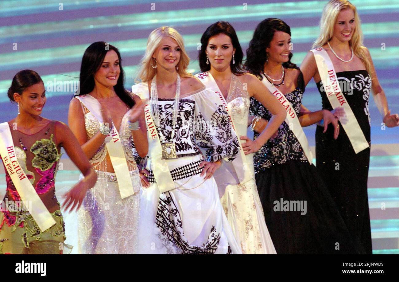 Bildnummer: 51018080  Datum: 09.12.2005  Copyright: imago/Xinhua V.l.n.r.: Tatiana Silva Braga Tavares (BEL/Miss Belgien 2005), Yulia Ivanova (RUS/Miss Russland), Juliya Chernyshova (UKR/Miss Ukraine 2005), Lucie Kralova (CZE/Miss Tschechien 2005), Unnur Birna Vilhjalmsdottir (ISL/Miss Island 2005) und Trine Lundgaard (DEN/Miss Dänemark 2005) anlässlich der Miss World 2005 Wahl in Sanya - PUBLICATIONxNOTxINxCHN, Personen , optimistisch; 2005, Sanya, 55., 55, Schönheitswettbewerb, Schönheitswettbewerbe, Teilnehmerin, Teilnehmer, Frau, Frauen, Misswahl, Misswahlen, Wettbewerb, Wettbewerbe, , , ; Stock Photo