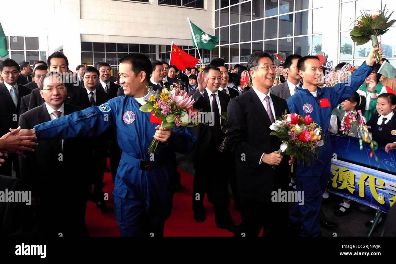 Bildnummer: 51019784  Datum: 30.11.2005  Copyright: imago/Xinhua Taikonauten der Raumfähre Shenzhou-6 werden stürmisch begrüßt in Macao - PUBLICATIONxNOTxINxCHN, Personen , optimistisch; 2005, Macao, Shenzhou, Pressetermin, Raumfahrt, 6, VI, Raumfahrer, Taikonaut, Taikonauten, Astronaut, Astronauten, Kosmonaut, Kosmonauten, begrüßen, Blumenstrauß, Blumensträuße, Strauß, Sträuße, Blumen, lächeln; , quer, Kbdig, Gruppenbild, China,  , Stock Photo