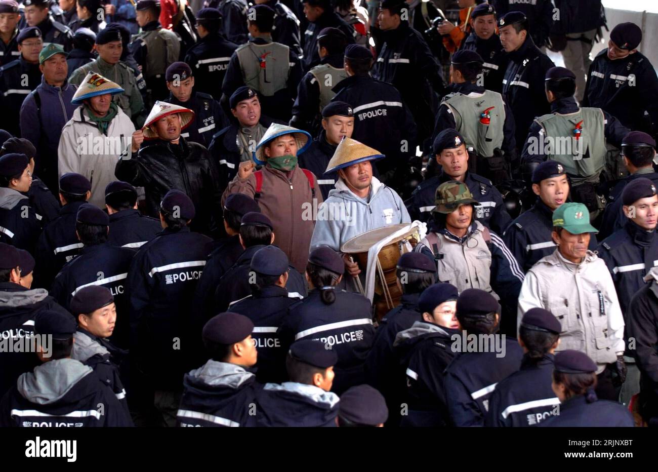 Bildnummer: 51030874  Datum: 18.12.2005  Copyright: imago/Xinhua Polizisten führen Globalisierungsgegner ab auf einer Demonstration gegen den WTO-Gipfel in Hong Kong - PUBLICATIONxNOTxINxCHN, Personen; 2005, Hong Kong, Hongkong, Gipfel, Gipfeltreffen, World Trade Organization, Demo, Demonstrant, Demonstranten, Protest, Proteste, Globalisierungskritiker, Polizist, Einsatz, Einsätze, Polizeieinsatz, Polizeieinsätze, Festnahme, festnehmen, Verhaftung, Verhaftungen; , quer, Kbdig, Totale, China,  , Polizei, Staat, Gesellschaft Stock Photo