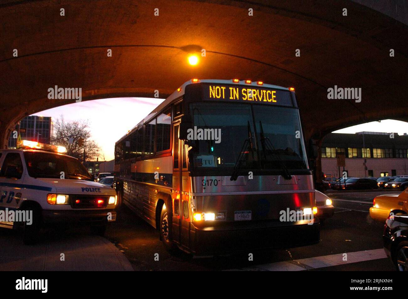 Bildnummer: 51034076  Datum: 20.12.2005  Copyright: imago/Xinhua Nicht im Einsatz - Schriftzug an einem Bus anlässlich des Streiks des öffentlichen Personennahverkehrs in New York PUBLICATIONxNOTxINxCHN, Objekte; 2005, N.Y.C., New York, NCY, NY, ÖPNV, Transit Works Union, Angestellte, Streik, streiken, streikt, streikend, öffentlicher Personennahverkehr, öffentlicher Nahverkehr, Metropolitan Transportation Authoritys, MTA, Bus, Busse, Linienbus, Linienbusse,; , quer, Kbdig, Einzelbild, Vereinigte Staaten von Amerika,  , Straße, Verkehr, Gesellschaft Stock Photo