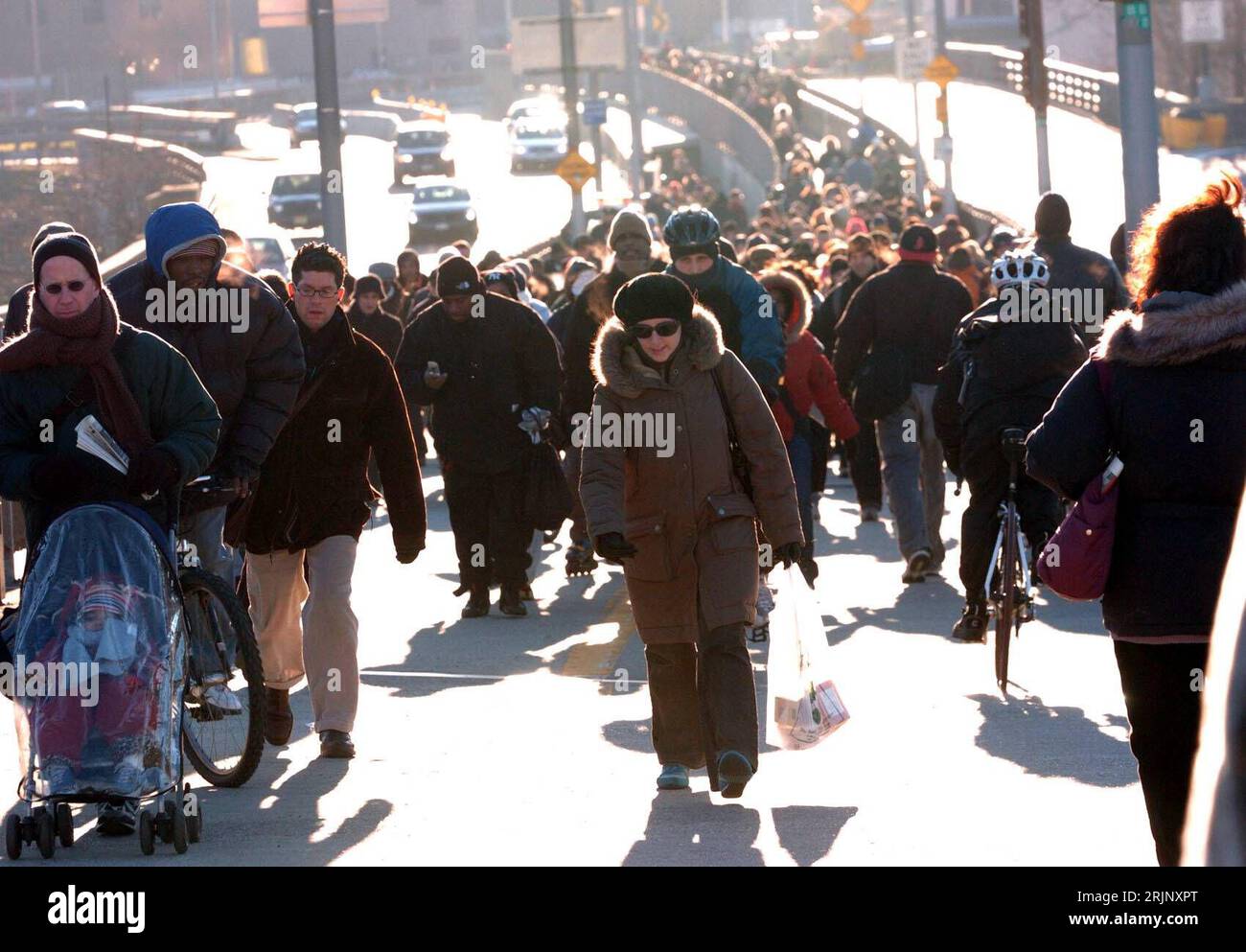 Bildnummer: 51034055  Datum: 20.12.2005  Copyright: imago/Xinhua Fußgängerflut anlässlich des Streiks des öffentlichen Personennahverkehrs in New York PUBLICATIONxNOTxINxCHN, Personen; 2005, N.Y.C., New York, NCY, NY, ÖPNV, Transit Works Union, Angestellte, streiken, streikt, streikend, öffentlicher Personennahverkehr, öffentlicher Nahverkehr, Fußgänger, Menschenmenge, Menschenmengen, Menschenmasse, Menschenmassen, Metropolitan Transportation Authoritys, MTA, Fahrgast, Fahrgäste laufen, läuft, laufend; , quer, Kbdig, Totale, Vereinigte Staaten von Amerika,  , Gesellschaft Stock Photo