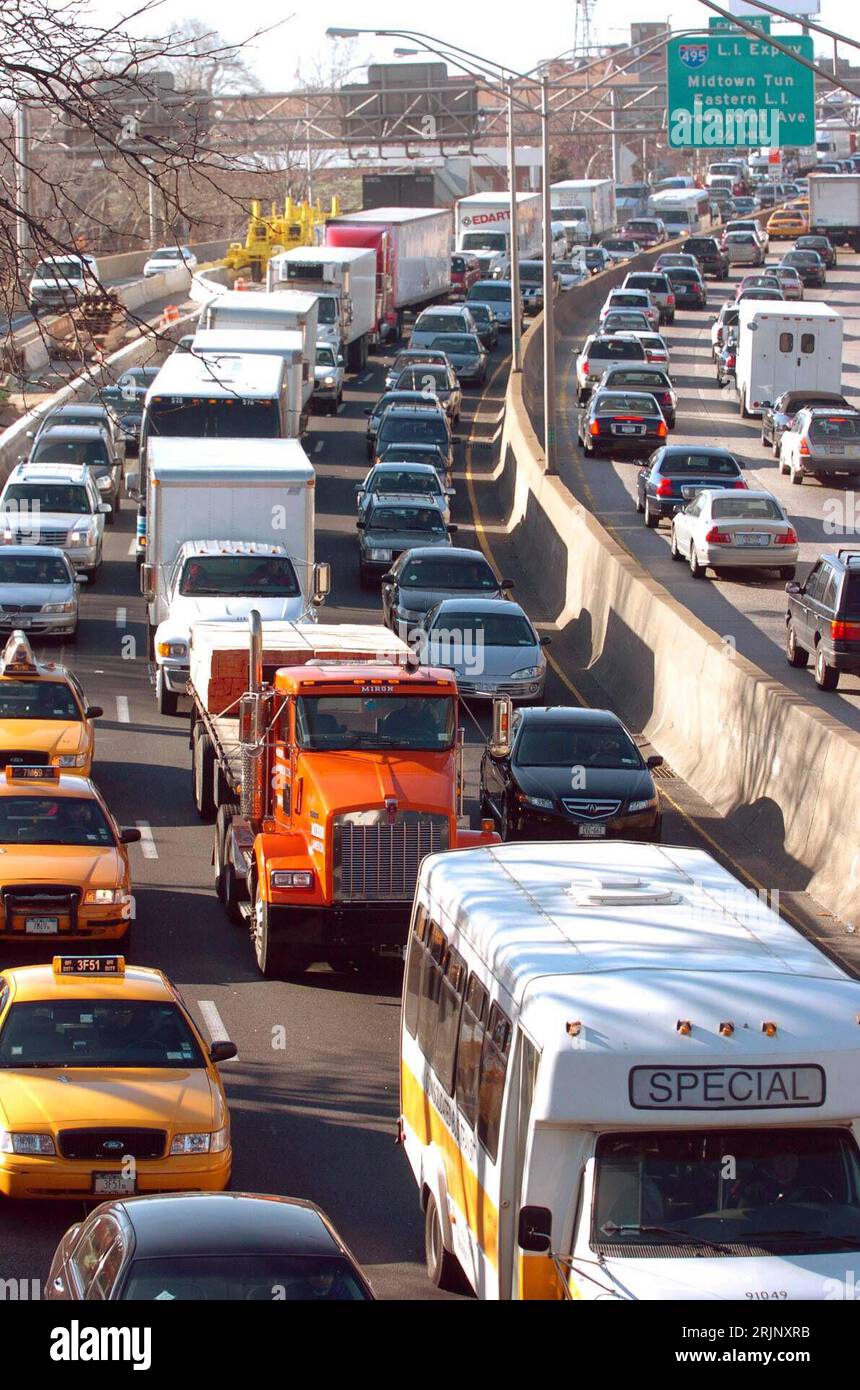 Bildnummer: 51034066  Datum: 20.12.2005  Copyright: imago/Xinhua Überfüllte Straßen anlässlich des Streiks des öffentlichen Personennahverkehrs in New York PUBLICATIONxNOTxINxCHN, Objekte; 2005, N.Y.C., New York, NCY, NY, ÖPNV, Transit Works Union, Angestellte, Streik, streiken, streikt, streikend, öffentlicher Personennahverkehr, öffentlicher Nahverkehr, Metropolitan Transportation Authoritys, MTA, Autos, Stau, Staus, zähfließender Verkehr,; , hoch, Kbdig, Totale, Vereinigte Staaten von Amerika,  , Straße, Verkehr, Gesellschaft Stock Photo