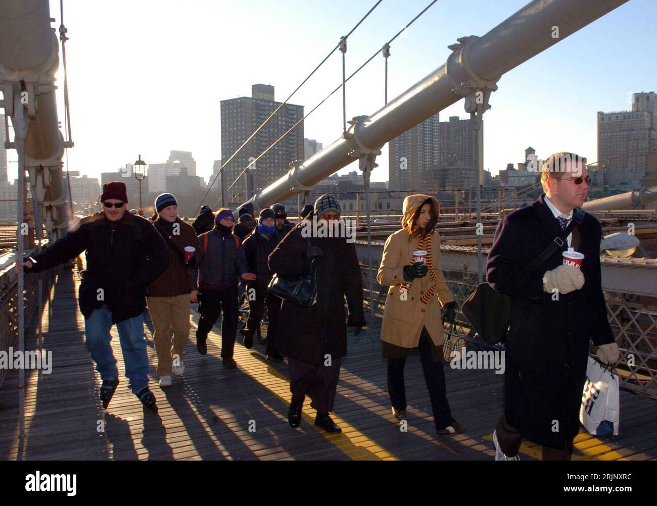 Bildnummer: 51034060  Datum: 20.12.2005  Copyright: imago/Xinhua Fußgängerflut über die Brooklyn Bridge anlässlich des Streiks des öffentlichen Personennahverkehrs in New York PUBLICATIONxNOTxINxCHN, Personen; 2005, N.Y.C., New York, NCY, NY, ÖPNV, Transit Works Union, Angestellte, streiken, streikt, streikend, öffentlicher Personennahverkehr, öffentlicher Nahverkehr, Fußgänger, Menschenmenge, Menschenmengen, Menschenmasse, Menschenmassen, Metropolitan Transportation Authoritys, MTA, Fahrgast, Fahrgäste laufen, läuft, laufend; , quer, Kbdig, Totale, Vereinigte Staaten von Amerika,  , Gesellsch Stock Photo