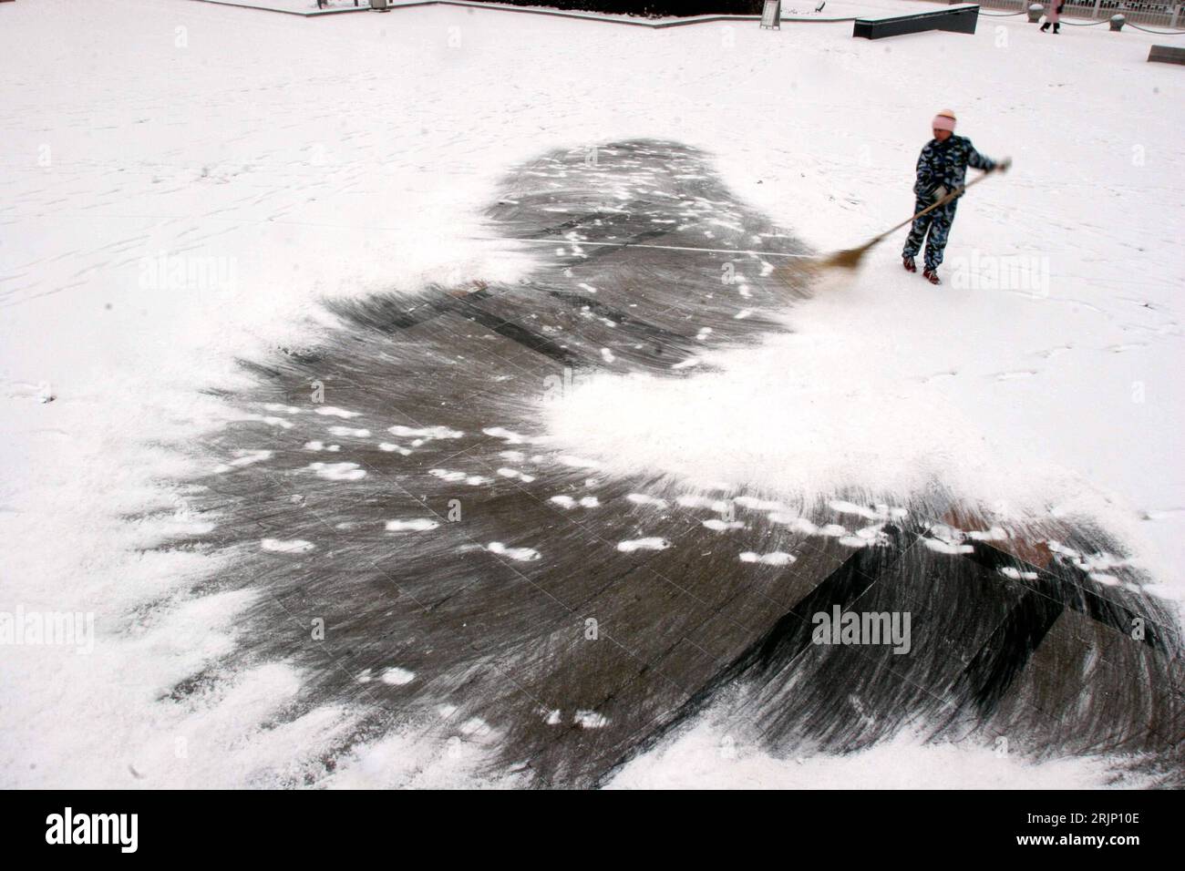 Schnee mit einem besen fegen -Fotos und -Bildmaterial in hoher Auflösung –  Alamy