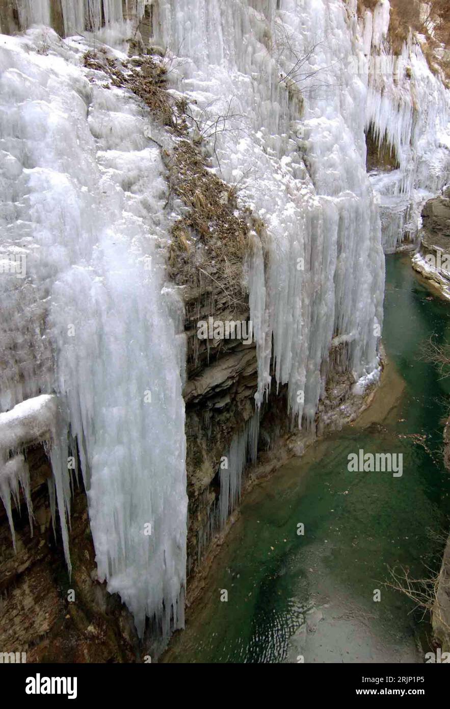 Bildnummer: 51050814  Datum: 06.01.2006  Copyright: imago/Xinhua Wasserfall Zhengzhou - PUBLICATIONxNOTxINxCHN Gefrorener Wasserfall im Yuntai Gebirge in Jiaozou - China - PUBLICATIONxNOTxINxCHN, Landschaft; 2006, Jiaozou City, Provinz Henan, Eisfall, Eisfälle, Wasserfall, Wasserfälle, Eis, gefrorenes, gefroren, gefrorene, Kälteeinbruch, Kälteeinbrüche, Eis, Temperaturabfall, Kälte, Temperatur, Temperaturen, Wintereinbruch, vereist, vereiste, vereister, Natur; , hoch, Kbdig, Winter, Jahreszeit, Einzelbild, Gebirge, China,  , Stock Photo