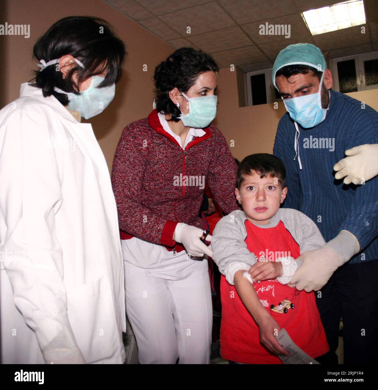 Bildnummer: 51053303  Datum: 08.01.2006  Copyright: imago/Xinhua Junge mit Vogelgrippe-Verdacht wird von Ärzten behandelt im Krankenhaus von Bitlis Ili PUBLICATIONxNOTxINxCHN, Personen; 2006, Bitlis, Ili, Patient, Patienten, Junge, Jungen, Kind, Kinder, Vogelkrankheit, Vogelseuche, Seuche, Seuchen, Epidemie, Epidemien, Schutzbekleidung, Mundschutz, Arzt, Ärzte, Mediziner,; , Quadrat, Kbdig, Gruppenbild, Türkei,  , Medizin, Wissenschaft, Gesundheit Stock Photo