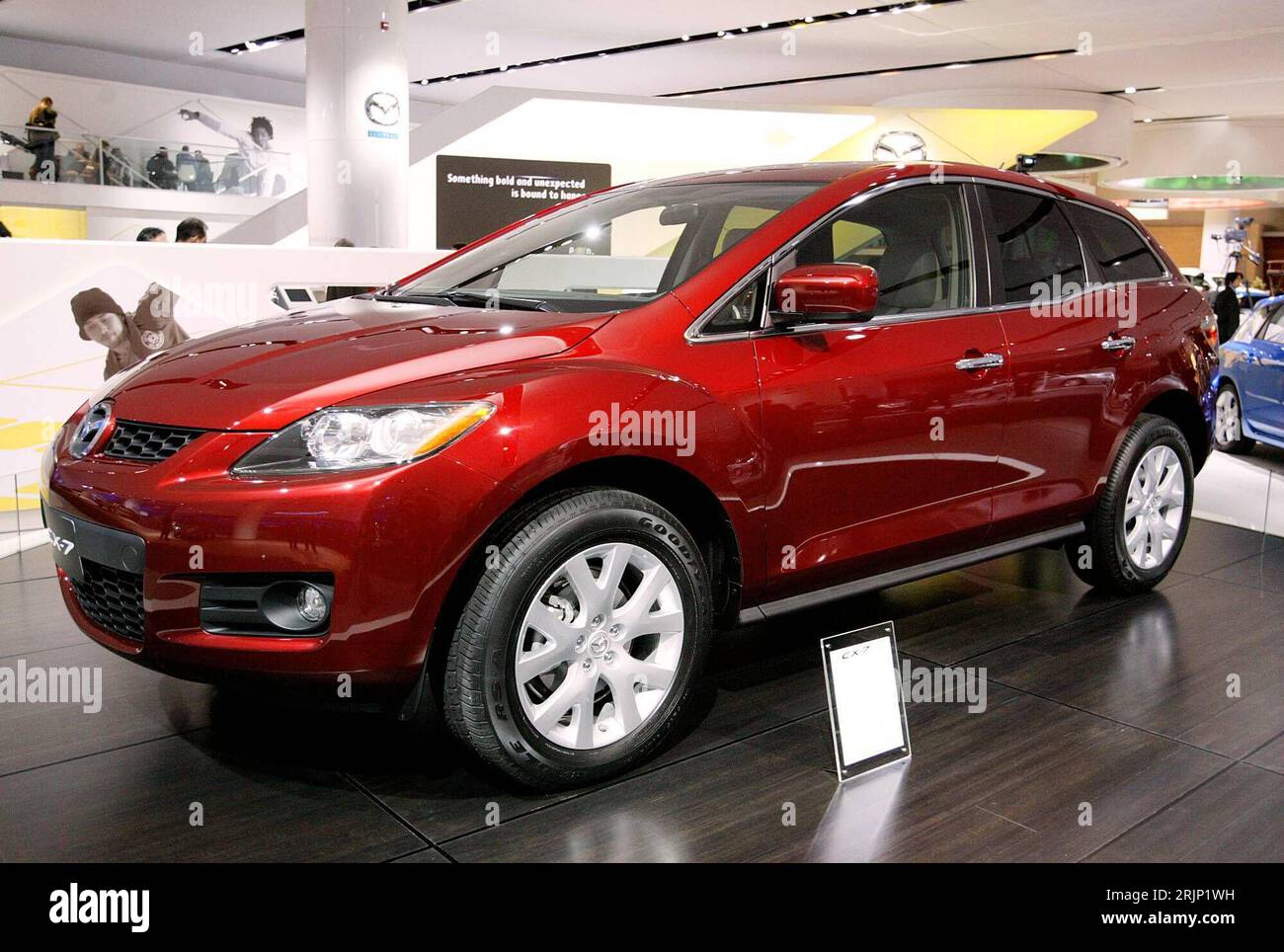 Bildnummer: 51054255  Datum: 08.01.2006  Copyright: imago/Xinhua Mazda CX-7 SUV auf der North American International Auto Show 2006 in Detroit - PUBLICATIONxNOTxINxCHN, Objekte; 2006, Detroit, Ausstellung, Ausstellungen, Messen, Automesse, Automessen, Automobilmesse, Automobilmessen, Autoindustrie, Automobilindustrie, Auto, , , PKWs, , ; , quer, Kbdig, Einzelbild, Freisteller, Industrie, Wirtschaft, Vereinigte Staaten von Amerika,  , / Motor Show, concept car, conceptcar, Konzeptstudie, Geländewagen, Geländefahrzeug, Geländefahrzeuge, CX7 Stock Photo