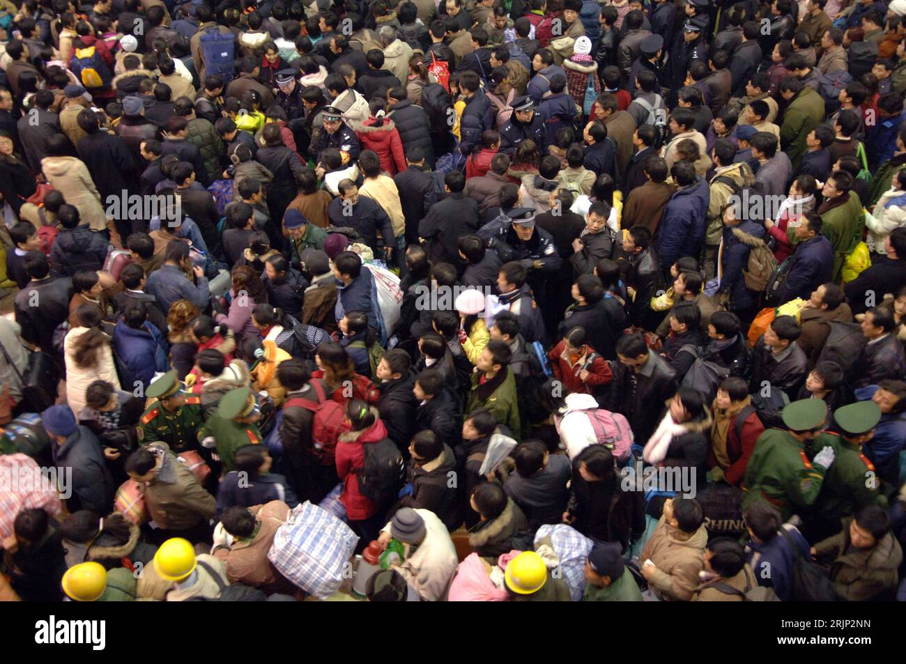 Bildnummer: 51067560  Datum: 19.01.2006  Copyright: imago/Xinhua Menschenmenge wartet nach einem Wintereinbruch und den daraus resultierenden Zugverspätungen auf die Abfahrt vor dem Westbahnhof in Peking - PUBLICATIONxNOTxINxCHN, Personen; 2006, Peking, Bahnhof, Bahnhöfe, Menge, Menschenmenge, Gedränge, Reisende, Fahrgäste, Andrang, Reisewelle, Massenandrang, Wartende, warten; , quer, Kbdig, Totale, Vogelperspektive, Perspektive, China,  , Bahn, Verkehr, Strukturen Stock Photo