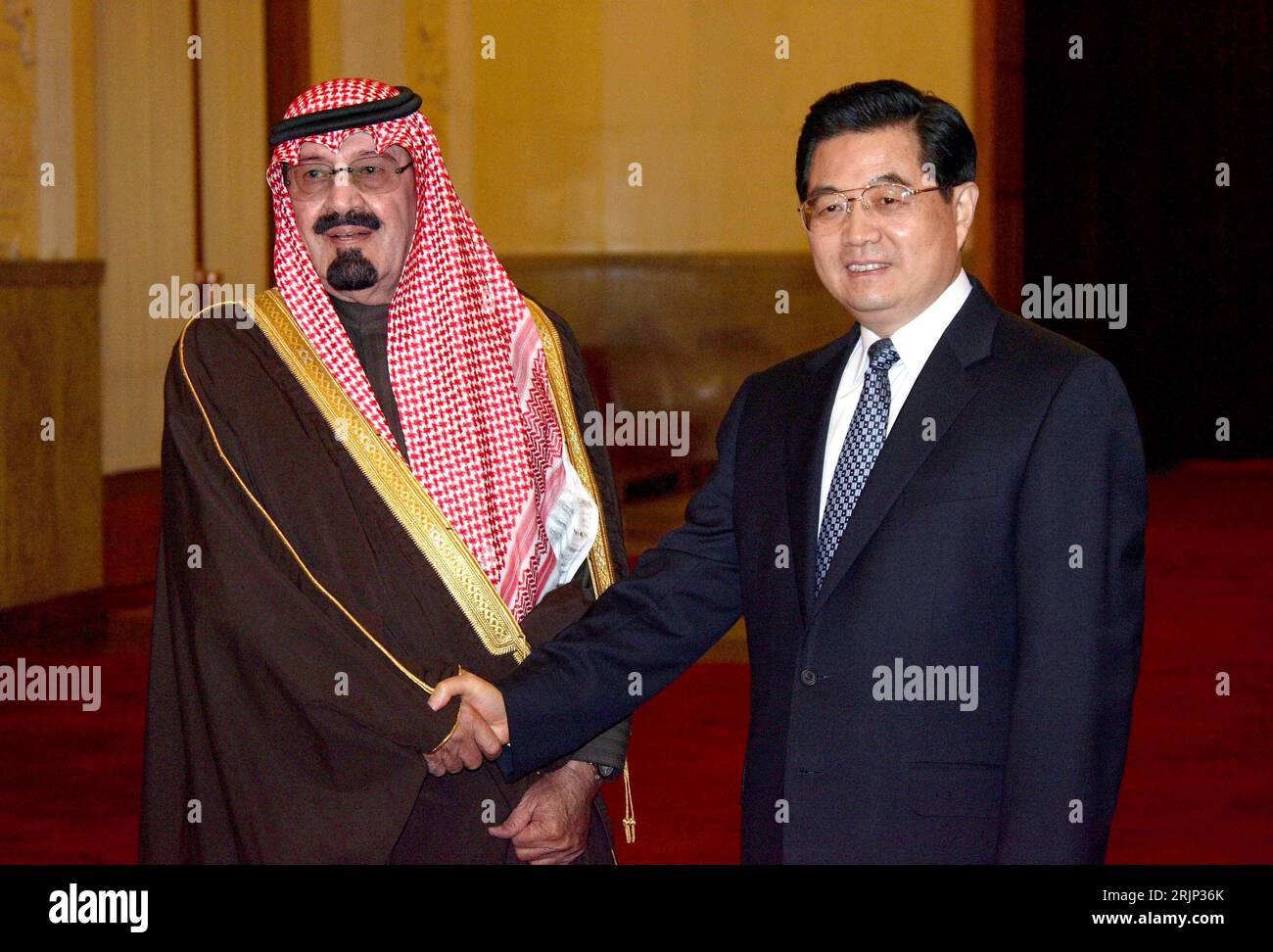 Bildnummer: 51073773  Datum: 23.01.2006  Copyright: imago/Xinhua Hu Jintao (re., CHN/Staatspräsident China) begrüßt den Saudischen König Abdullah bin Abdul-Aziz al Saud (KSA) anlässlich eines Besuches in Beijing - PUBLICATIONxNOTxINxCHN, Personen , optimistisch; 2006, Beijing, Peking, Politiker, Präsident, lächelt, shake hands, shakehands, Händeschütteln, Hände schütteln, Pressetermin , Könige, saudischer, Staatsbesuch, Staatsbesuche, Besuch, Besuche, Abdulaziz; , quer, Kbdig, Gruppenbild, close, Internationale Politik, Politik, China, Randbild, People  König Abdullah bin Abdul Aziz Al Saud Ab Stock Photo