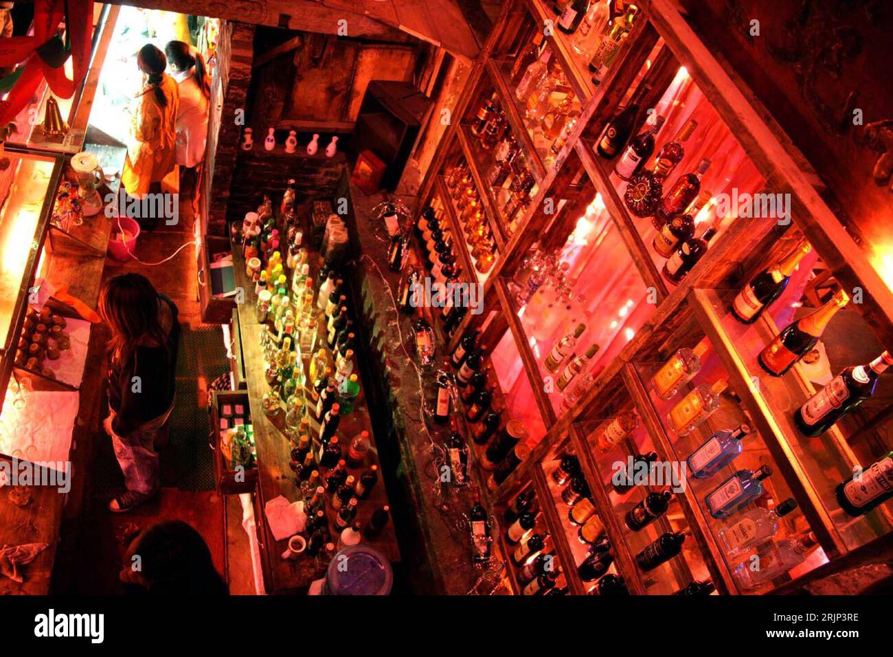 Bildnummer: 51079690  Datum: 14.01.2006  Copyright: imago/Xinhua Hinter der Theke einer Bar in der Altstadt von Lijiang - China PUBLICATIONxNOTxINxCHN, Gebäude, innen, Innenansicht , Personen , Restlichtaufnahme; 2006, Lijiang, Bars, Club, Clubs, Nightlife, Nachtleben, Flaschenregal, Flaschenregale, Regal, Regale, Tresen, Theken; , quer, Kbdig, Totale, Gastronomie, Wirtschaft, Vogelperspektive, Perspektive, China,  ,  , Asien Stock Photo