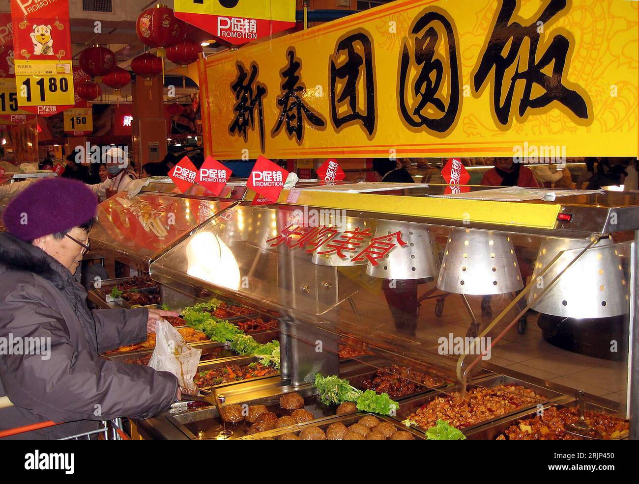 Bildnummer: 51081266  Datum: 27.01.2006  Copyright: imago/Xinhua Frau bei den Einkäufen für das Frühlingsfest in Shenyang PUBLICATIONxNOTxINxCHN, Personen; 2006, China, Shenyang, Shenjang, Provinz Liaoning, Frauen, Theke, Theken, Fleischtheke, Fleischtheken, Schriftzeichen, Einkäufe, Vorbereitung, Vorbereitungen, einkaufen, Frühjahrsfest, Neujahrsfest, shoppen; , quer, Kbdig, Einzelhandel, Wirtschaft, China / Totale Stock Photo