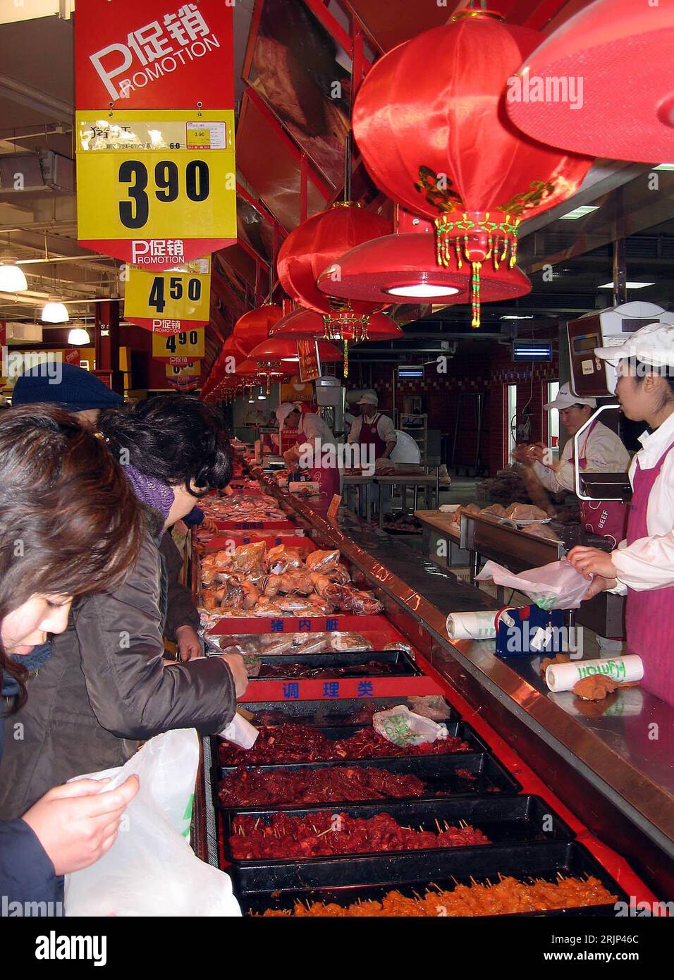 Bildnummer: 51081271  Datum: 27.01.2006  Copyright: imago/Xinhua Frauen bei den Einkäufen für das Frühlingsfest an einer Fleischtheke in Shenyang PUBLICATIONxNOTxINxCHN, Personen; 2006, China, Shenyang, Shenjang, Provinz Liaoning, Frauen, Theke, Theken, Fleischtheke, Fleischtheken, Einkäufe, Vorbereitung, Vorbereitungen, einkaufen, Frühjahrsfest, Neujahrsfest, shoppen, Fleisch; , hoch, Kbdig, Totale, Einzelhandel, Wirtschaft, China,  , Stock Photo