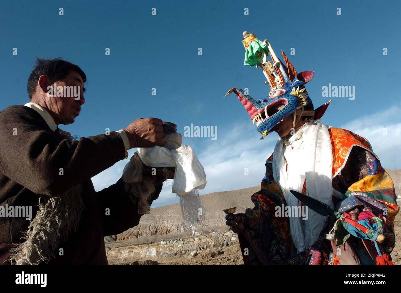Bildnummer: 51085413  Datum: 30.01.2006  Copyright: imago/Xinhua Einheimische weihen ein Kamel anlässlich einer tibetischen Neujahrszeremonie in Rijia - PUBLICATIONxNOTxINxCHN, Personen; 2006, Einheimische, Frühjahrsfest, Neujahrsfest, Frühlingsfest, chinesische, chinesisches, Tradition, Geistervertreibung, tibetisch, tibetische, chinesisches, chinesische, Zeremonie, Geisterzeremonie, Land, Leute, traditionell, traditionell, Kamele, maskiert, maskierte, Kostüm, Kostüme, kostümiert, Säugetiere, weihe, weiht,; , quer, Kbdig, Gruppenbild, Tibet, Buddhismus, Religion,  , Stock Photo