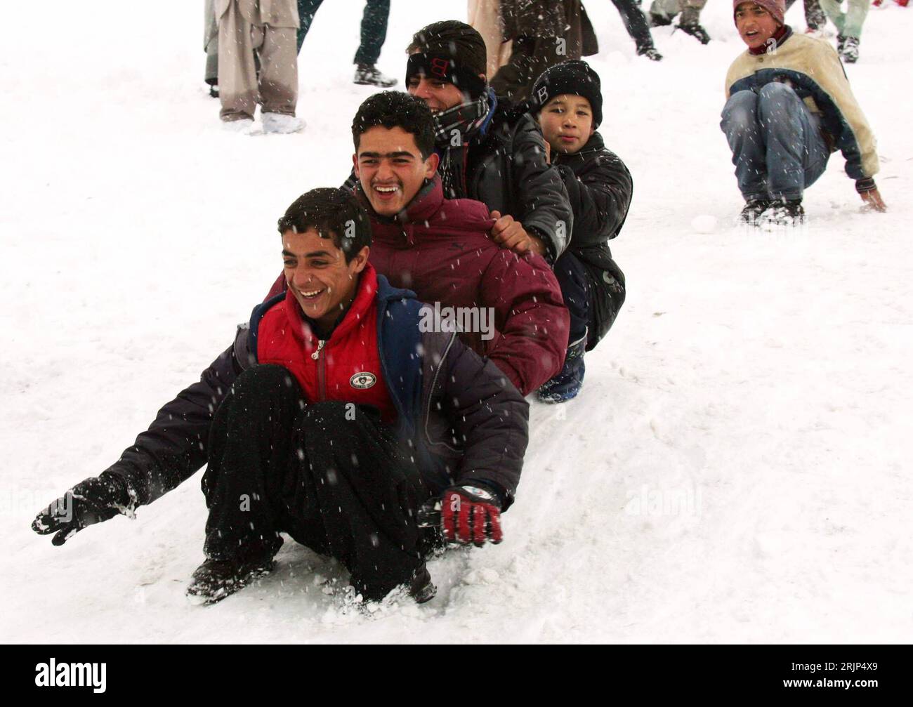 Bildnummer: 51087384  Datum: 15.01.2006  Copyright: imago/Xinhua Schnee in Kabul! Jungs rutschen eine Berg hinunter - PUBLICATIONxNOTxINxCHN, Personen; 2006, Kabul, Kaschmir, schneit, schneien, schneiend, Schnee, Schneefall, Schneefälle, Schneegestöber, Einheimische, Einheimischer, Junge, Kind, Kinder, rutscht, rutschend; , quer, Kbdig, Winter, Jahreszeit, Gruppenbild, Afghanistan,  , Stock Photo