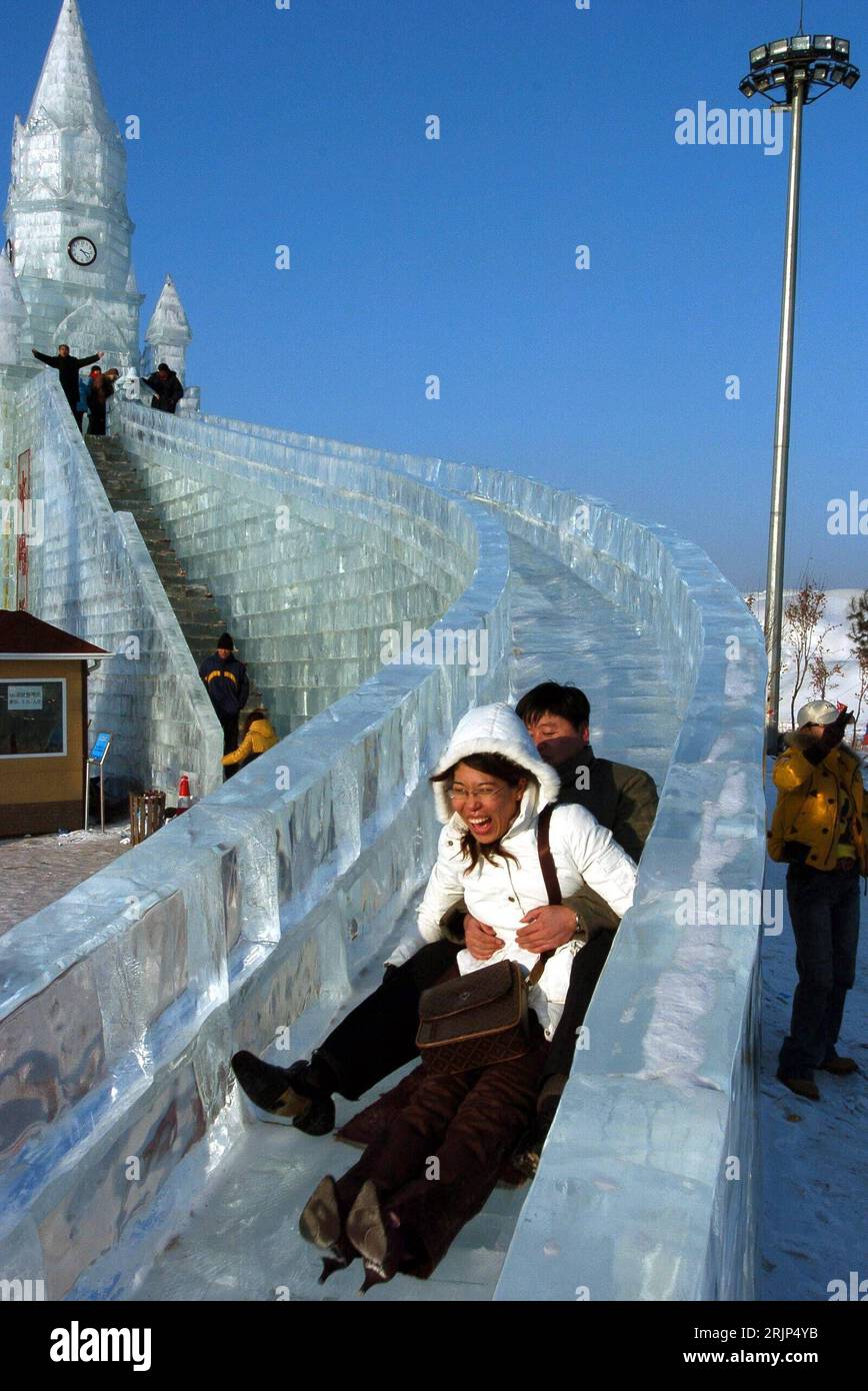 Bildnummer: 51089887  Datum: 01.02.2006  Copyright: imago/Xinhua Besucher des Internationalen Schnee- und Eisfestivals in Shenyang rutschen auf einer Eisbahn von einer Miniatur des Kreml  -  PUBLICATIONxNOTxINxCHN, Personen , Objekte , Highlight , Dynamik; 2006, Shenyang, Eisskulptur, Eisskulpturen, Eis, internationales Eisfestival, Schneefestival, Festivals, Skulptur, Skulpturen, rutscht, Rutsche, Rutschbahn, Rutschbahnen,; , hoch, Kbdig, Winter, Jahreszeit, Gruppenbild, Bildhauerei, Kunst, China,  , Stock Photo