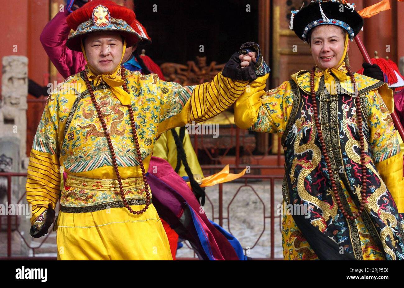 Bildnummer: 51095014  Datum: 02.02.2006  Copyright: imago/Xinhua Schauspieler verkleidet als Kaiser und Kaiserin während einer Aufführung vor dem Museum des kaiserlichen Palastes aus der Qing Dynastie anlässlich des traditionellen Frühlingsfestes in Shenyang - PUBLICATIONxNOTxINxCHN, Personen; 2006, Shenyang, Liaoning, Frühlingsfest, Frühlingsfeste, Frühjahrsfest, Frühjahrsfeste, traditionell, traditionelle, traditionelles, chinesisches, chinesisch, Palast, Paläste, kaiserlicher, kaiserliche, Museum, Museen, Chinese, Chinesen, kostümiert, kostümierte, Kostüm, Kostüme, Mann, Männer, Frau, Fraue Stock Photo