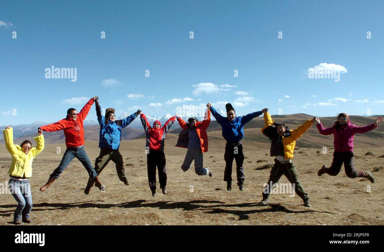 Bildnummer: 51095212  Datum: 04.02.2006  Copyright: imago/Xinhua Touristen machen einen Luftsprung - Garze PUBLICATIONxNOTxINxCHN, Personen , kurios; 2006, Tibet, Mann, Männer, Frau, Frauen, springend, springen, Sprung, Tourist; , quer, Kbdig, Gruppenbild, China,  , Stock Photo
