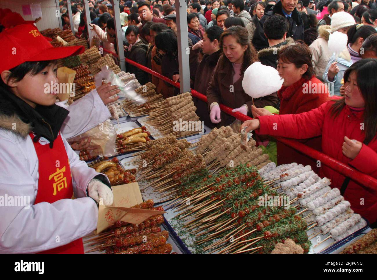 Bildnummer: 51111520  Datum: 13.02.2006  Copyright: imago/Xinhua Verkaufsstand mit Kandierten Früchten in Qingdao - PUBLICATIONxNOTxINxCHN, Personen; 2006, Qingdao, Frau, Frauen, Chinese, Chinesen, Verkäuferin, Verkauf, Verkaufsstände, Stand, Stände, Marktstand, Marktstände, Süßigkeit, Süßigkeiten, kandiert, kandierte, Frucht, Früchte, Kunde, Kunden, Verkäufer; , quer, Kbdig, Totale, Einzelhandel, Wirtschaft, China, Arbeitswelten, Gesellschaft,  , / Hagebutte, Hagebutten, Snack, Snacks Stock Photo