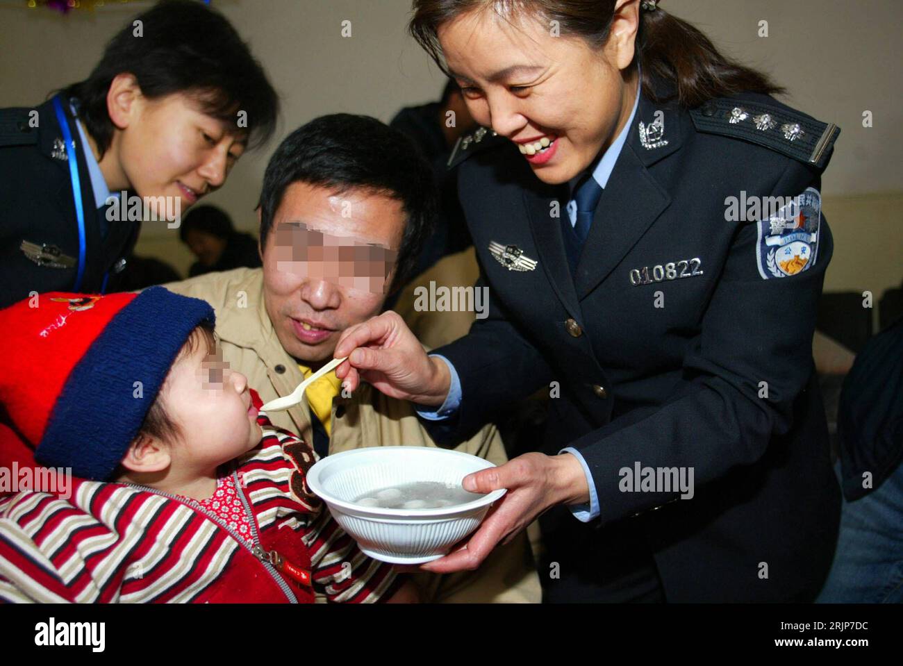 Bildnummer: 51115561  Datum: 12.02.2006  Copyright: imago/Xinhua Mitarbeiterin einer Polizeidienststelle füttert das Baby von Häftling Liui (CHN) während einer Feier von Strafgefangenen mit ihren Familien - Peking - PUBLICATIONxNOTxINxCHN, Personen , optimistisch; 2006, Peking, Fotostory, chinesisches, Laternenfest, Gefangener, Gefangene, Häftlinge, Inhaftierter, Inhaftierte, inhaftiert, Mann, Männer, Chinese, Chinesen, Kind, Kinder, Familie, Familien, Frauen, Ehefrau, Ehefrauen, Familienzusammenführung, Besuch, Besuche, Gefängnis, Gefängnisse, Haftanstalt, Haftanstalten, Knast, Knäste, , Fürs Stock Photo