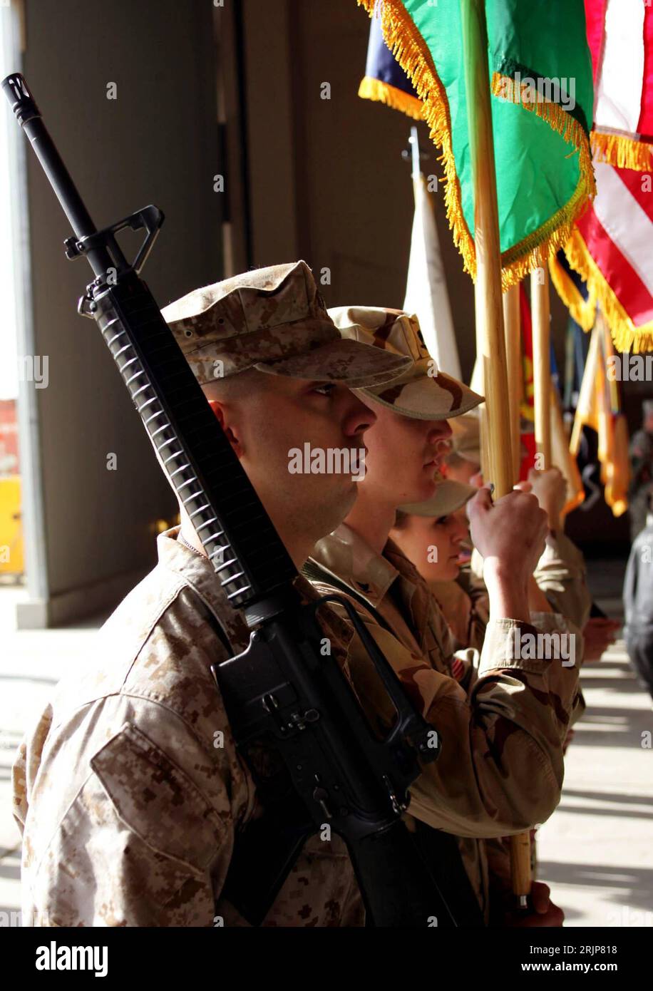 Bildnummer: 51119485  Datum: 21.02.2006  Copyright: imago/Xinhua US-Soldaten während der Kommandowechsel-Zeremonie auf der Airbase in Bagram - Afghanistan - PUBLICATIONxNOTxINxCHN, Personen; 2006, Bagram, Kommandoübergabe, Kommandoübergaben, US Army, Übergabe, Wechsel, salutieren, Soldat, Soldaten, amerikanisch, amerikanischer, amerikanische, Waffe, Waffen, Gewehr, Gewehre, Maschinengewehr, Maschinengewehre, bewaffnet, bewaffneter, bewaffnete, Schusswaffe, Schusswaffen; , hoch, Kbdig, Gruppenbild, close, Afghanistan,  , Militaer, Staat, Stock Photo