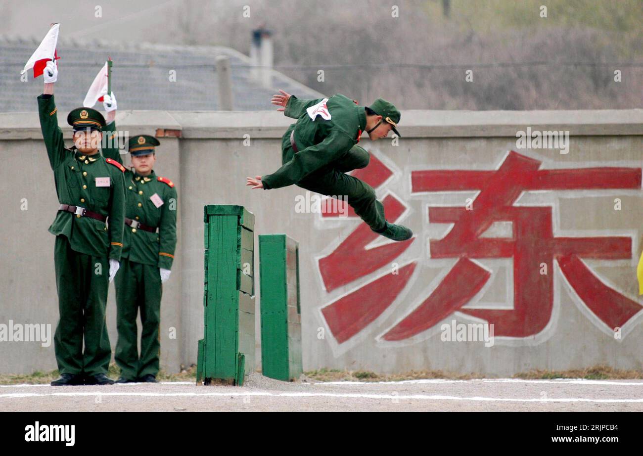 Bildnummer: 51151369  Datum: 15.03.2006  Copyright: imago/Xinhua Chinesischer Polizist überspringt eine Hürde während des 400-Meter-Laufes im Rahmen eines Fitnesstrainings in Nanjing - Provinz Jiangsu - PUBLICATIONxNOTxINxCHN, Personen; 2006, Nanjing, Polizist, Polizisten, Training, trainieren, Sport, Fitness, Fitnesstraining, Hürdenlauf, Hürden, Lauf, springen, überspringen, überwinden, Sprung, Chinesen, Chinese, chinesische; , quer, Kbdig, Gruppenbild, China,  , Polizei, Staat, Stock Photo