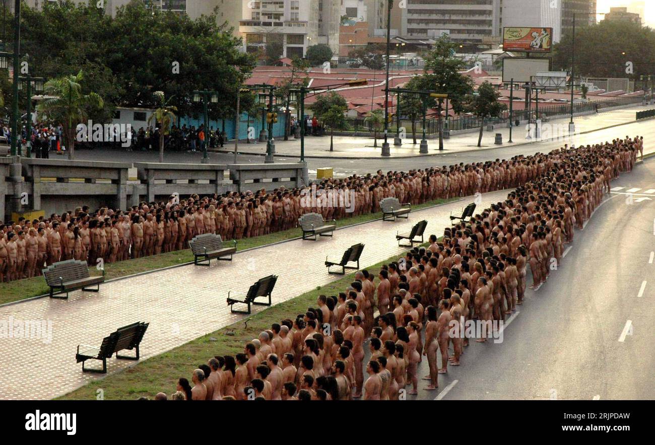 Bildnummer: 51157584  Datum: 19.03.2006  Copyright: imago/Xinhua Hunderte Freiwillige posieren nackt für ein Kunstprojekt des Fotografen und Freikörperkünstlers Spencer Tunick (USA) in Caracas - PUBLICATIONxNOTxINxCHN, Personen; 2006, Caracas, Fotoshooting, Nudisten, Nackte, Menschenmasse, ; , quer, Kbdig, Totale, Installationen, Kunst, Venezuela, ,  o0 Fotografie Stock Photo