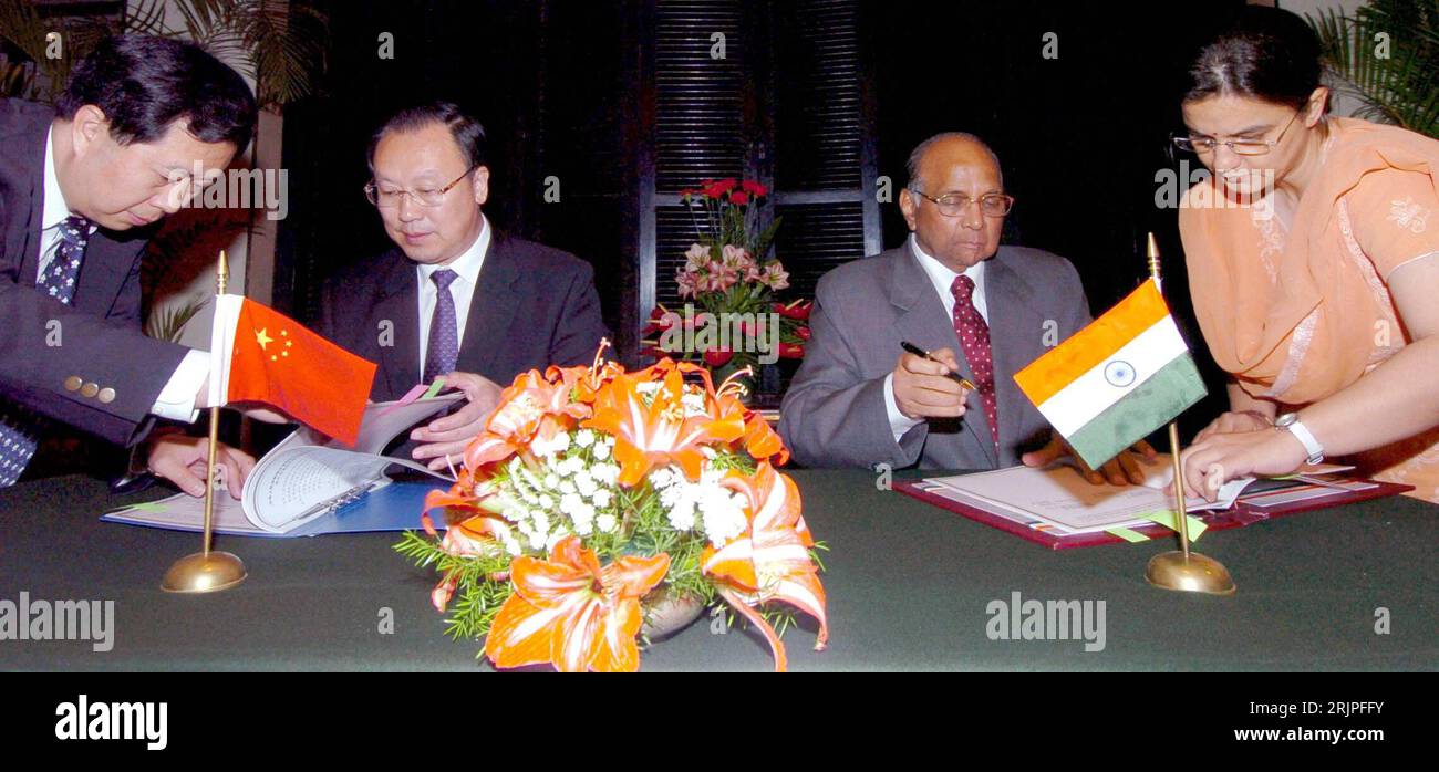 Bildnummer: 51174700  Datum: 28.03.2006  Copyright: imago/Xinhua Du Quinglin (2.v.li, CHN/Landwirtschaftsminister China) und Sharad Pawar (2.v.r., IND/Landwirtschaftsminister Indien) während der Unterzeichnung eines Kooperationsvertrages in Neu Delhi  -  PUBLICATIONxNOTxINxCHN, Personen; 2006, Neu Delhi, Treffen, Konferenzen, Unterzeichnung, Vertragsunterzeichnung, unterzeichnen, unterzeichnet, Kooperationsvertrag,; , quer, Kbdig, Gruppenbild, Indien, Aktion, People, Internationale Politik, Politiker Stock Photo