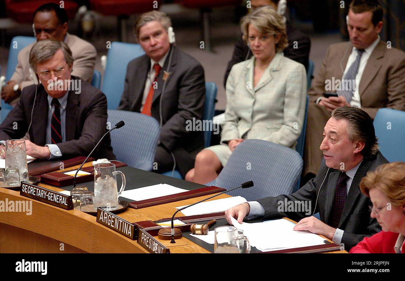 Bildnummer: 51174102  Datum: 29.03.2006  Copyright: imago/Xinhua Cesar Mayoral (2.v.re., ARG/UN-Botschafter und amtierender Präsident des Sicherheitsrates der UN) kritisch beäugt von John Bolton (li. USA/UN-Botschafter) während einer Sitzung des Sicherheitsrats der Vereinten Nationen anlässlich des iranischen Atomprogramms - New York PUBLICATIONxNOTxINxCHN, Personen; 2006, New York, Sicherheitsrat, Weltsicherheitsrat, Vereinte Nationen, United Nations, UNO, Versammlungen , Diplomat, Diplomaten; , quer, Kbdig, , Internationale Politik, Politik, Vereinigte Staaten von Amerika, Aktion, People / T Stock Photo