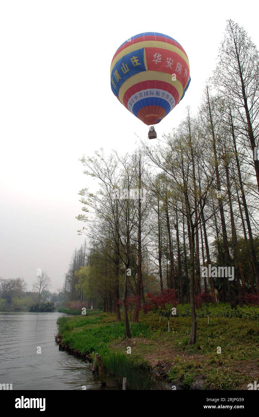 Bildnummer: 51179299  Datum: 31.03.2006  Copyright: imago/Xinhua Heißluftballon über dem West Lake in Hangzhou PUBLICATIONxNOTxINxCHN , Objekte , Landschaft; 2006, Hangzhou, Zhejiang, Heißluftballons, Heißluftballone, Ballons, Ballon, Ballone, Ballonfahrt, Ballonfahrten, See, Seen; , hoch, Kbdig, Totale, China,  , Stock Photo