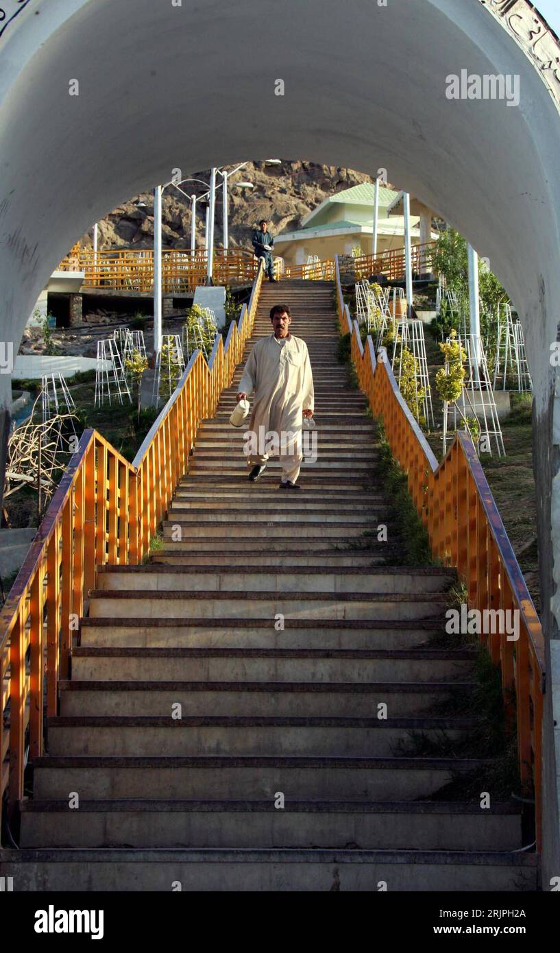 Bildnummer: 51187220  Datum: 27.03.2006  Copyright: imago/Xinhua Afghane läuft in Kandahar eine Treppe hinunter - PUBLICATIONxNOTxINxCHN, Personen; 2006, Kandahar, Mann, Männer, , Treppen; , hoch, Kbdig, Einzelbild, Afghanistan,  , Stock Photo