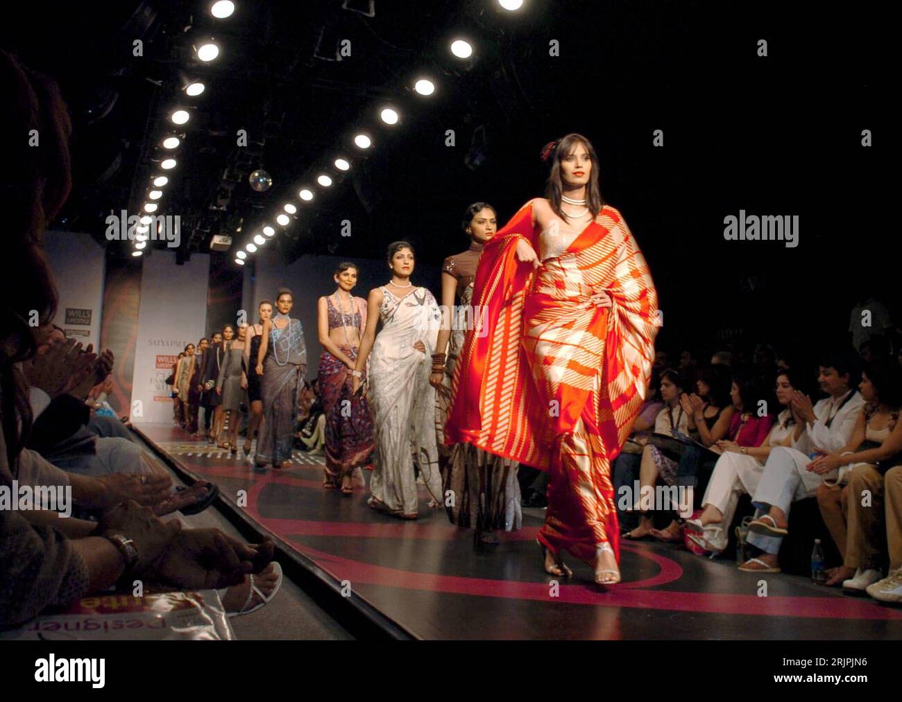 Sari Rosa Mit Goldbrokat - Traditionelle Indische Bekleidung Inkl. Wickelanleitung