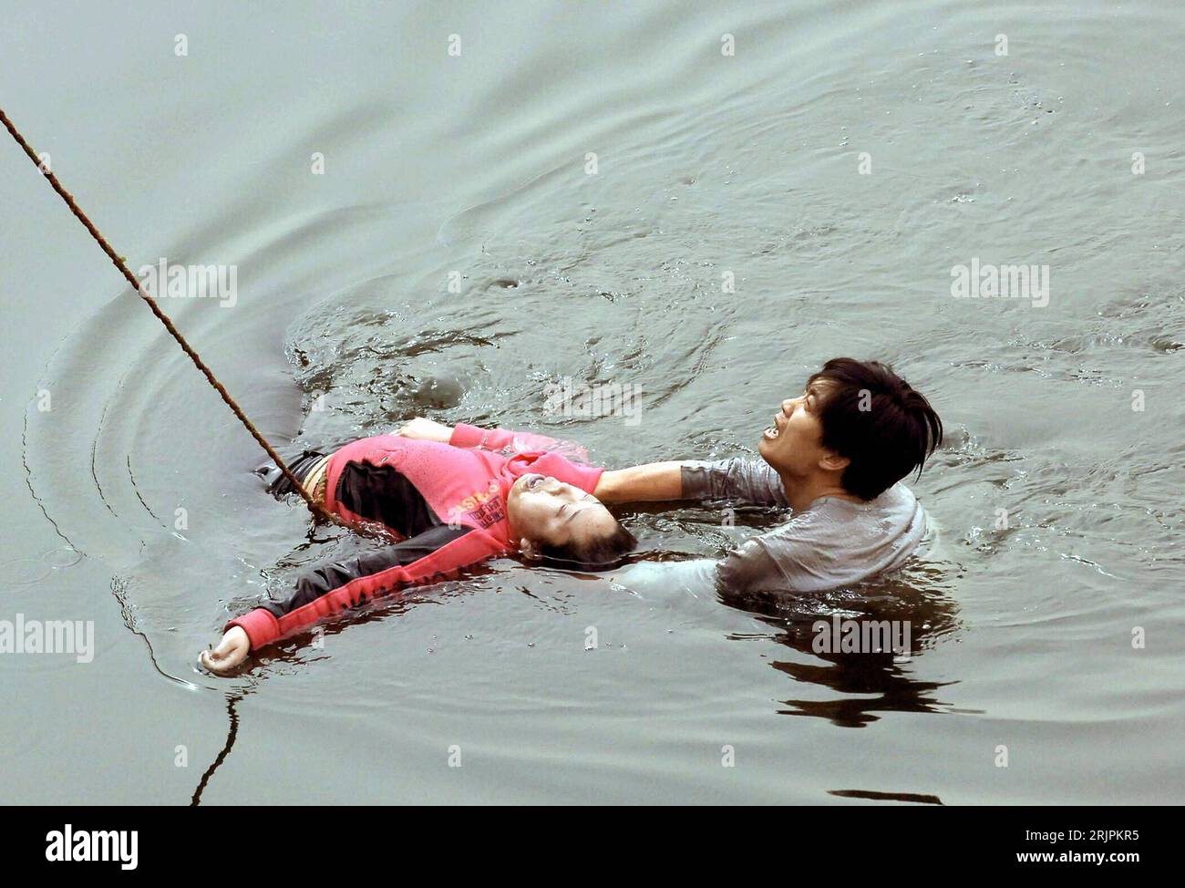 Bildnummer: 51205349  Datum: 14.04.2006  Copyright: imago/Xinhua Selbstmordversuch in Shenyang - Liu Xingzhi rettet eine junge Frau aus dem Hunhe Fluss PUBLICATIONxNOTxINxCHN, Personen; 2006, Shenyang, Liaoning, Selbstmordversuch, Selbstmordversuche, Selbstmord, Suizid, Suizidversuch; , quer, Kbdig, Gruppenbild, China,  , Stock Photo