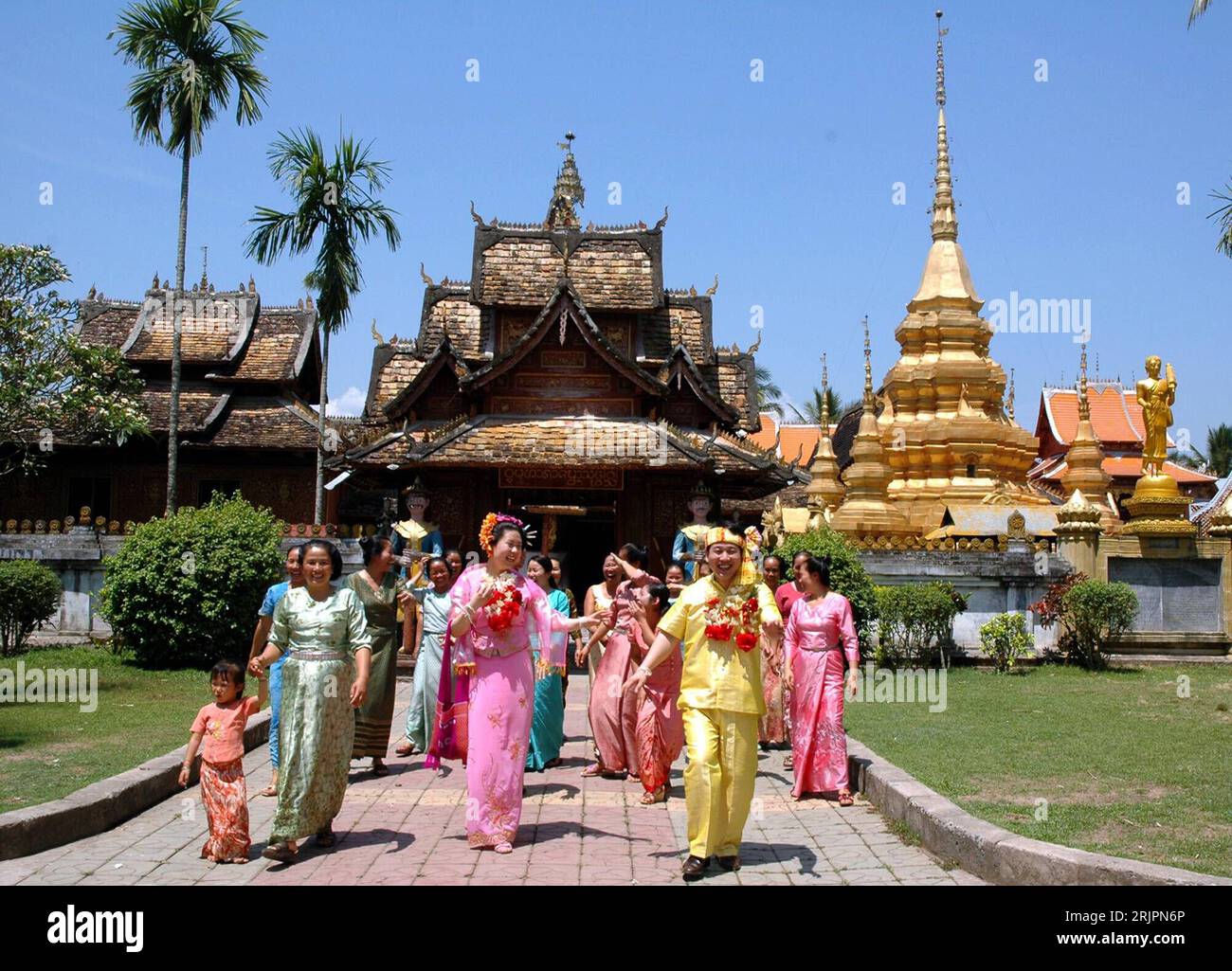 kleid-ao-dai-hi-res-stock-photography-and-images-alamy