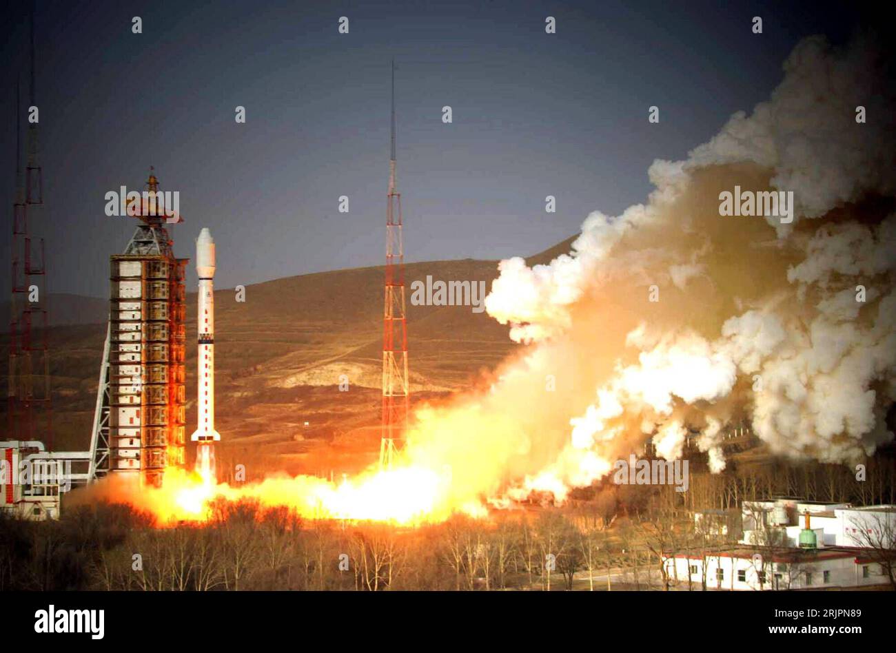 Bildnummer: 51212754  Datum: 26.04.2006  Copyright: imago/Xinhua Start der Trägerrakete Langer Marsch 4-B - an Bord ein Satellit zur Erderkundung - von der Abschussrampe des Taiyuan Satellite Center - PUBLICATIONxNOTxINxCHN, Landschaft; 2006, Taiyuan, Shanxi, Raumfahrt, 4B, Long March, Chang Zheng, LM, CZ, Trägerraketen, Rakete, Raketen, Starts, startet, startend, Raketenstart, Raketenstarts, , Raumfahrtzentrum, , Rampe, Rampen, Abschussrampe, Abschussrampen, Raketenabschussrampe, Raketenabschussrampen, Qualm, Rauch; , quer, Kbdig, Totale, China,  , / Fotostory Stock Photo
