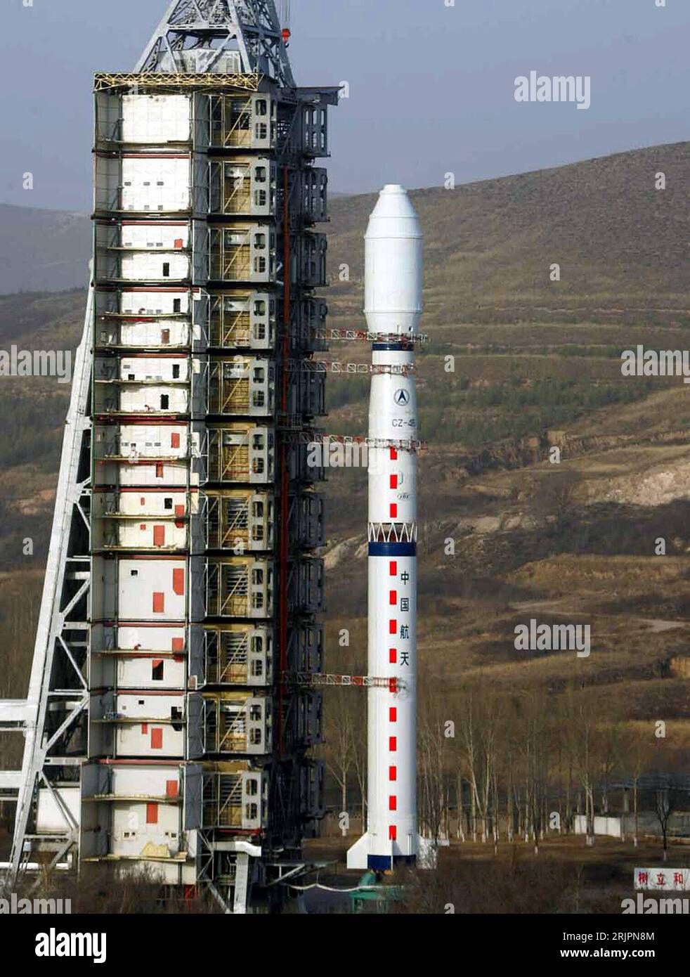 Bildnummer: 51212747  Datum: 26.04.2006  Copyright: imago/Xinhua Trägerrakete Langer Marsch 4-B - an Bord ein Satellit zur Erderkundung - wartet auf den Start von der Abschussrampe des Taiyuan Satellite Center - PUBLICATIONxNOTxINxCHN, Objekte; 2006, Taiyuan, Shanxi, Raumfahrt, 4B, Long March, Chang Zheng, LM, CZ, Trägerraketen, Rakete, Raketen, Starts, startet, startend, Raketenstart, Raketenstarts, Raumfahrtzentrum, , Rampe, Rampen, Abschussrampe, Abschussrampen, Raketenabschussrampe, Raketenabschussrampen; , hoch, Kbdig, Einzelbild, China,  , / Fotostory Stock Photo
