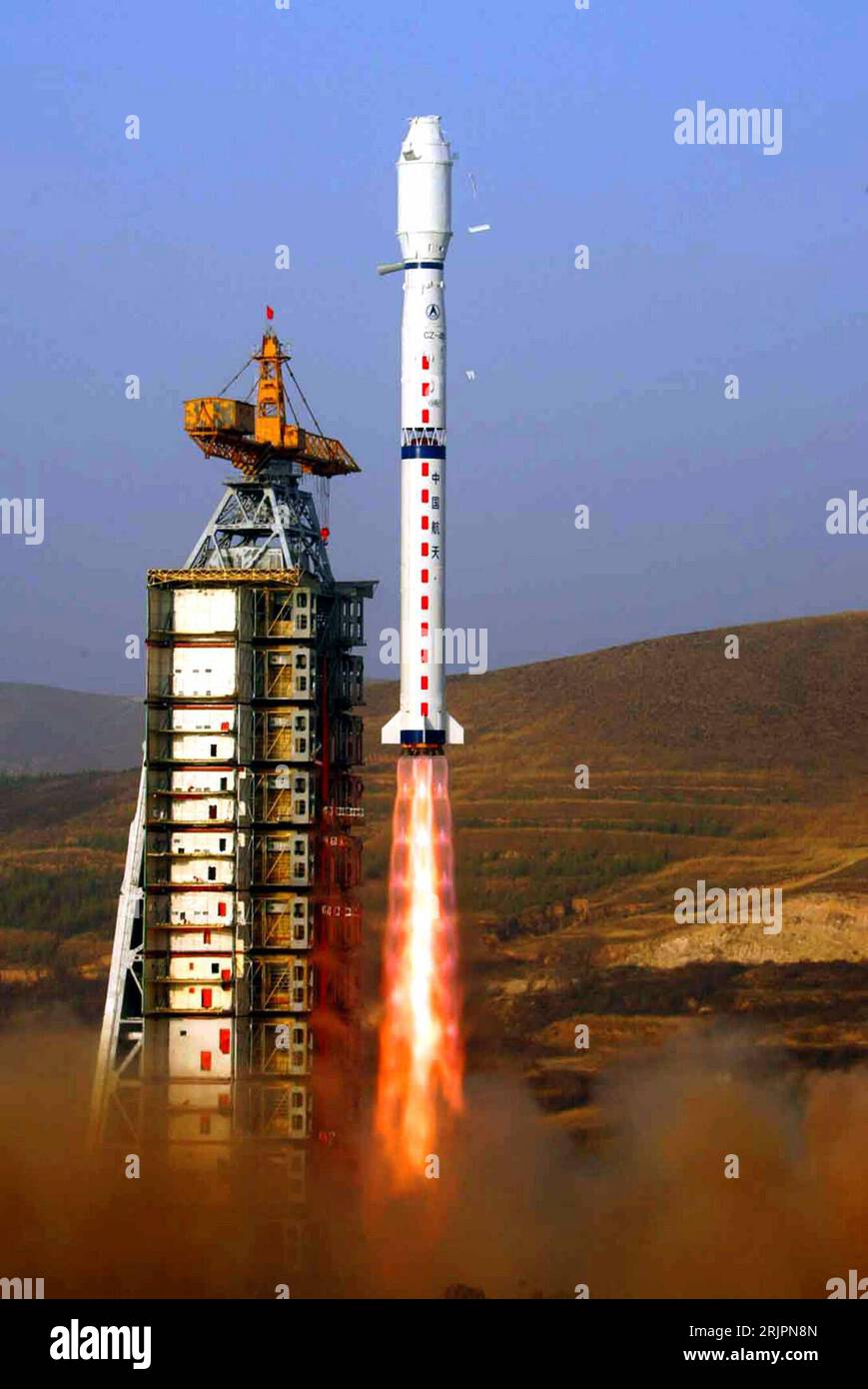 Bildnummer: 51212753  Datum: 26.04.2006  Copyright: imago/Xinhua Start der Trägerrakete Langer Marsch 4-B - an Bord ein Satellit zur Erderkundung - von der Abschussrampe des Taiyuan Satellite Center - PUBLICATIONxNOTxINxCHN, Objekte; 2006, Taiyuan, Shanxi, Raumfahrt, 4B, Long March, Chang Zheng, LM, CZ, Trägerraketen, Rakete, Raketen, Starts, startet, startend, Raketenstart, Raketenstarts, , Raumfahrtzentrum, , Rampe, Rampen, Abschussrampe, Abschussrampen, Raketenabschussrampe, Raketenabschussrampen, Qualm, Rauch; , hoch, Kbdig, Einzelbild, China,  , / Fotostory Stock Photo