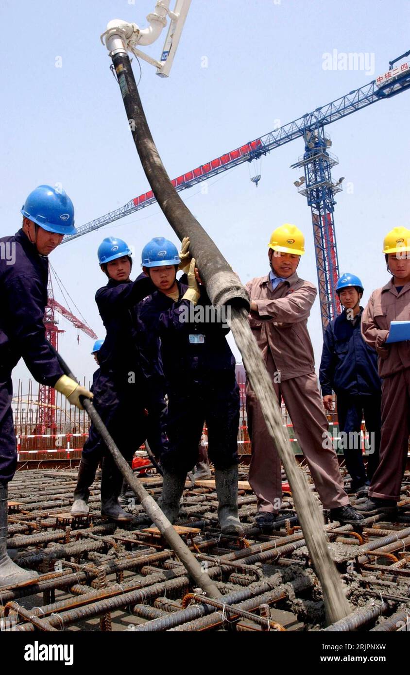 Bildnummer: 51217238  Datum: 28.04.2006  Copyright: imago/Xinhua Gießen des Betons auf der Baustelle des Kernkraftwerkes Qinshan PUBLICATIONxNOTxINxCHN, Personen; 2006, Qinshan, Bau, Bauarbeit, Bauarbeiten, Baustelle, Baustellen, Kernkraftwerk, Atomkraftwerk, Kraftwerk, Kraftwerke, Bauarbeiter, Arbeiter, Kran, Kräne, Baukran, Baukräne, Fundament, Fundamente, Phase II, Atomenergie, Stahlbeton, Beton, Betonbau, einfüllen, Schlauch, Bauhelm, Schutzhelm; , hoch, Kbdig, Gruppenbild, Baugewerbe, Wirtschaft, China, Arbeitswelten, Gesellschaft,  , Stock Photo