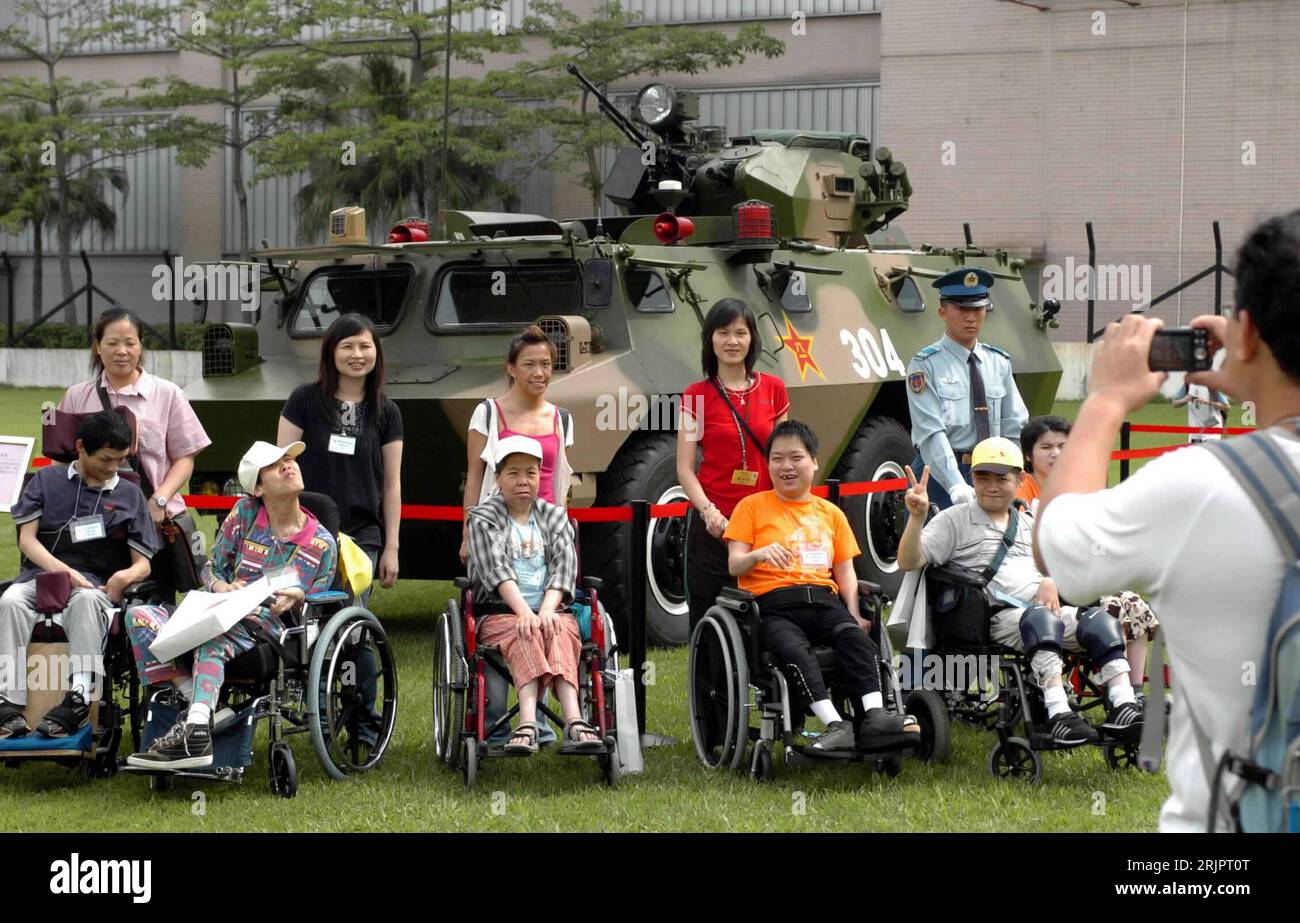 Bildnummer: 51230988  Datum: 01.05.2006  Copyright: imago/Xinhua Rollstuhlfahrer vor einem Radpanzer der chinesischen Volksbefreiungsarmee am Tag der offenen Tür auf dem Militärgelände in Hongkong PUBLICATIONxNOTxINxCHN, Personen , ; 2006, Hongkong, Hong Kong, HKSAR, Sonderverwaltungszone, Behinderter, Behinderte, Gehbehinderte, Gehbehinderte, Gehbehinderter, Behinderung, Behinderungen, Rollstuhlfahrerin, Panzer, Fahrzeug, Fahrzeuge, Militärfahrzeug, Militärfahrzeuge; , quer, Kbdig, Gruppenbild, China,  , Militaer, Staat, Stock Photo