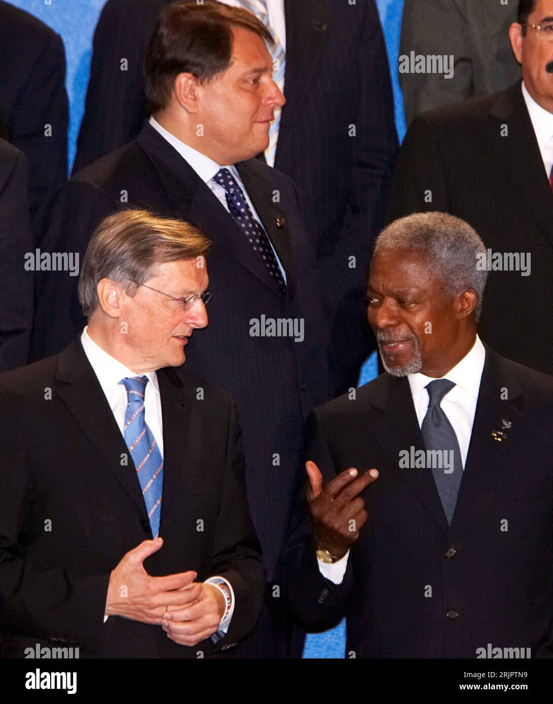 Bundeskanzler Dr. Wolfgang Schüssel li., AUT und Kofi Annan re., GHA/UN-Generalsekretär während des vierten EU LAK Gipfels in Wien - PUBLICATIONxNOTxINxCHN Stock Photo